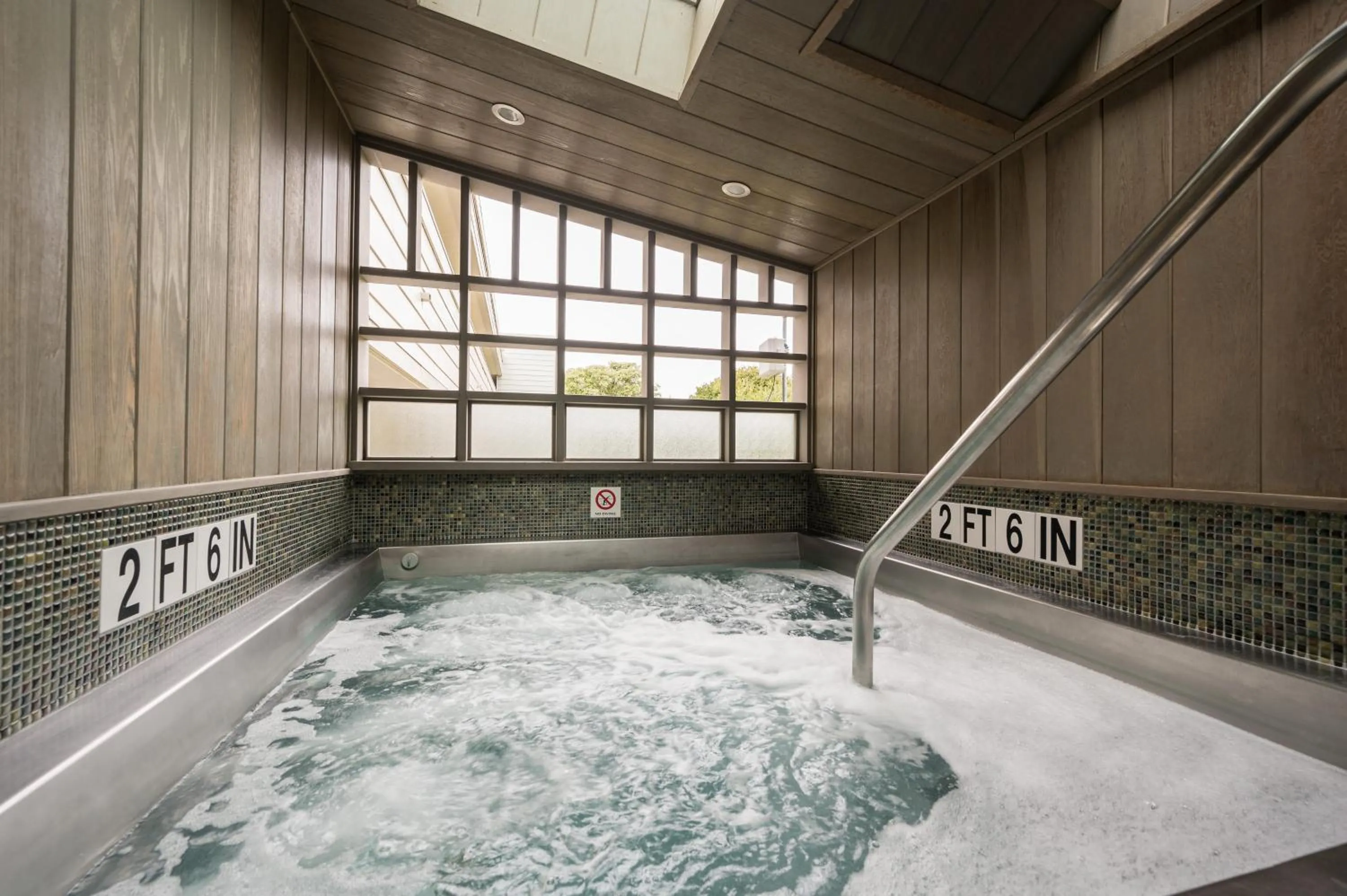 Hot Tub in 456 Embarcadero Inn & Suites