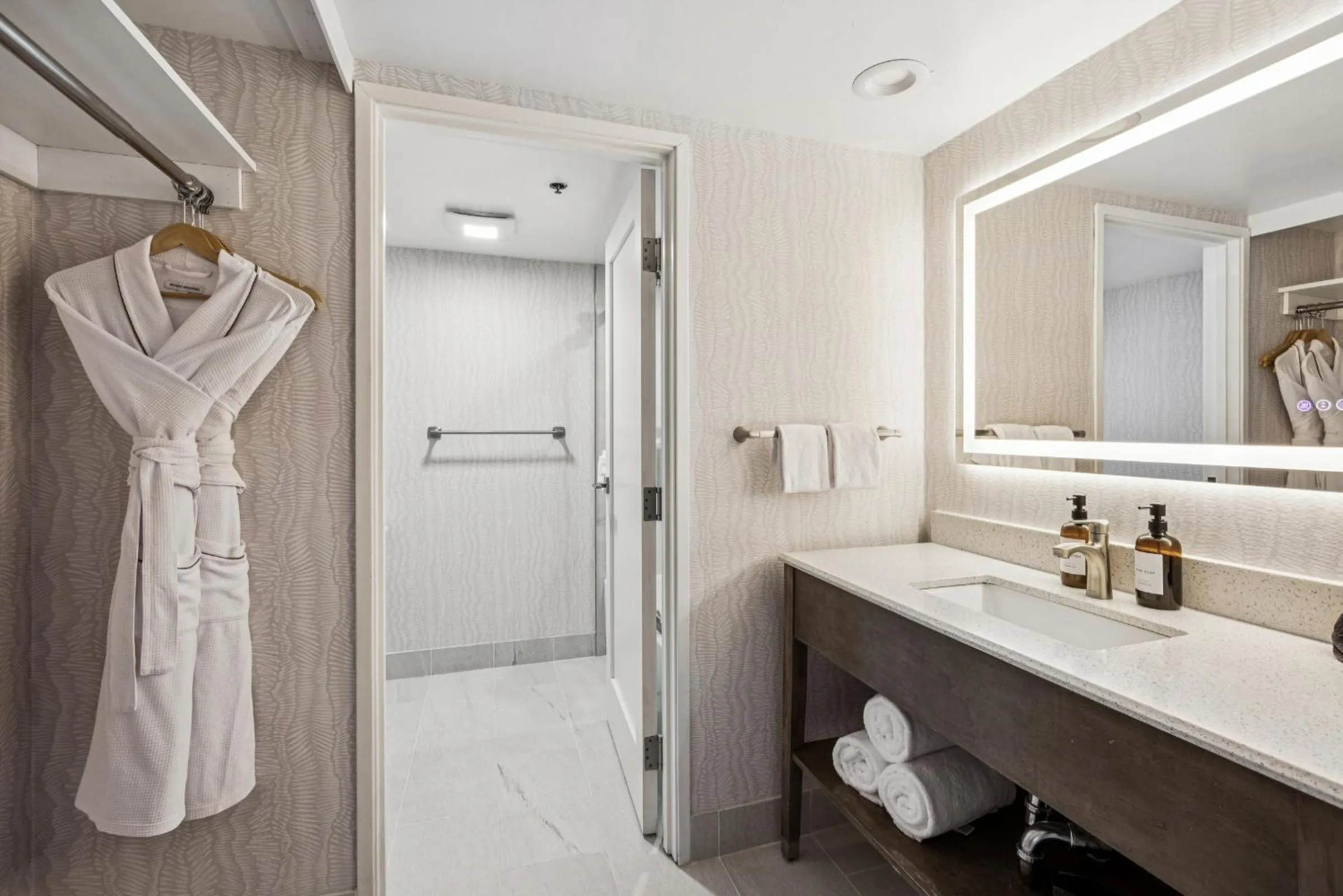 456 Embarcadero Inn & Suites