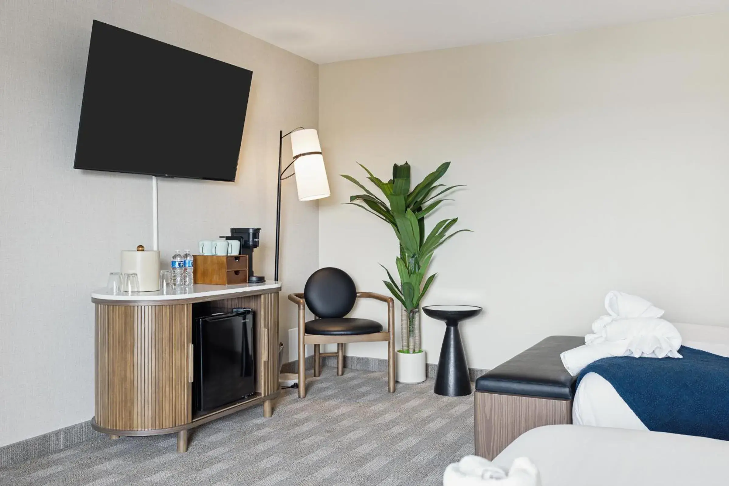 Bed in 456 Embarcadero Inn & Suites Bed in 456 Embarcadero Inn & Suites