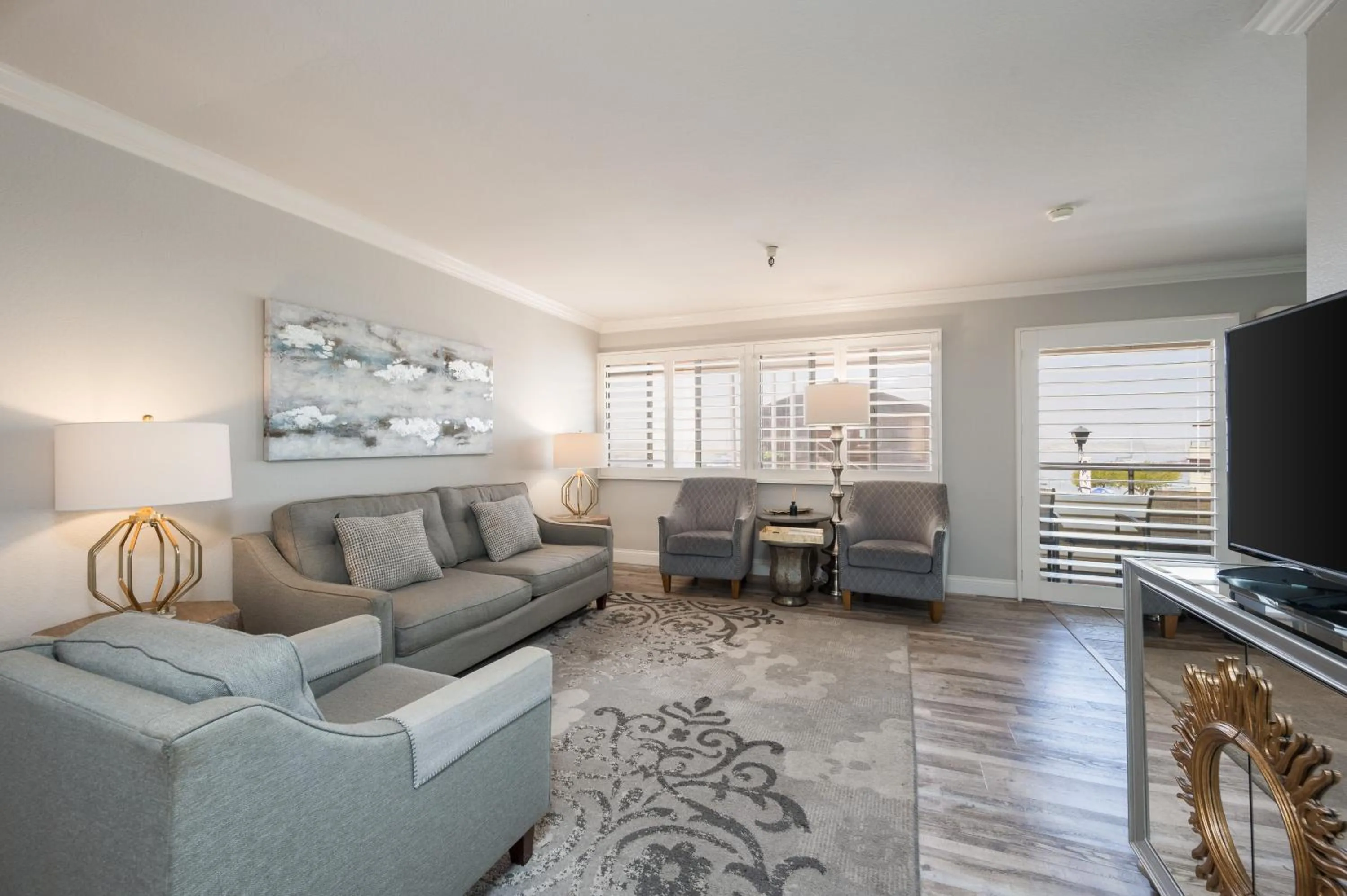 Communal lounge/ TV room in 456 Embarcadero Inn & Suites