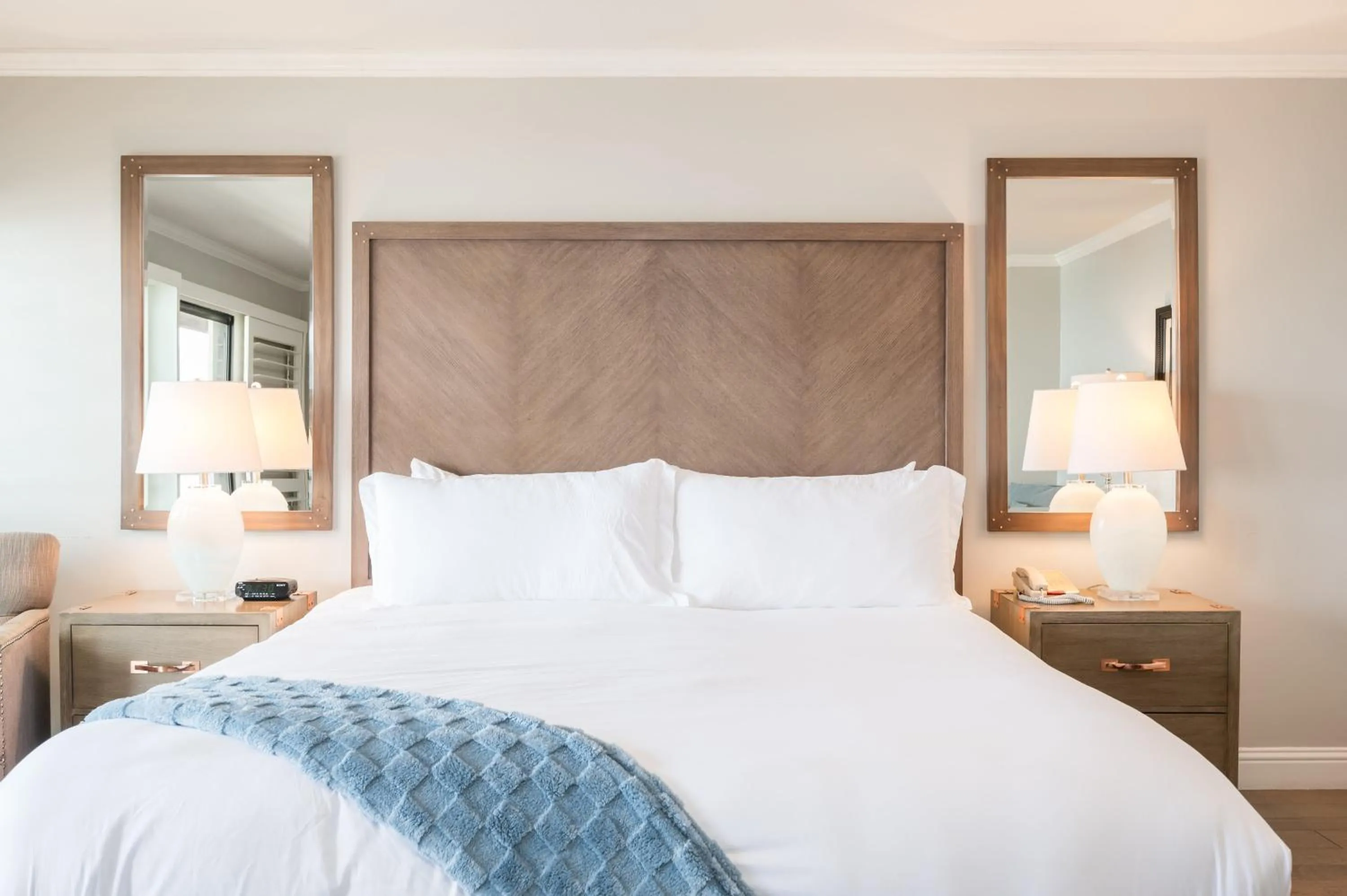 Bed in 456 Embarcadero Inn & Suites