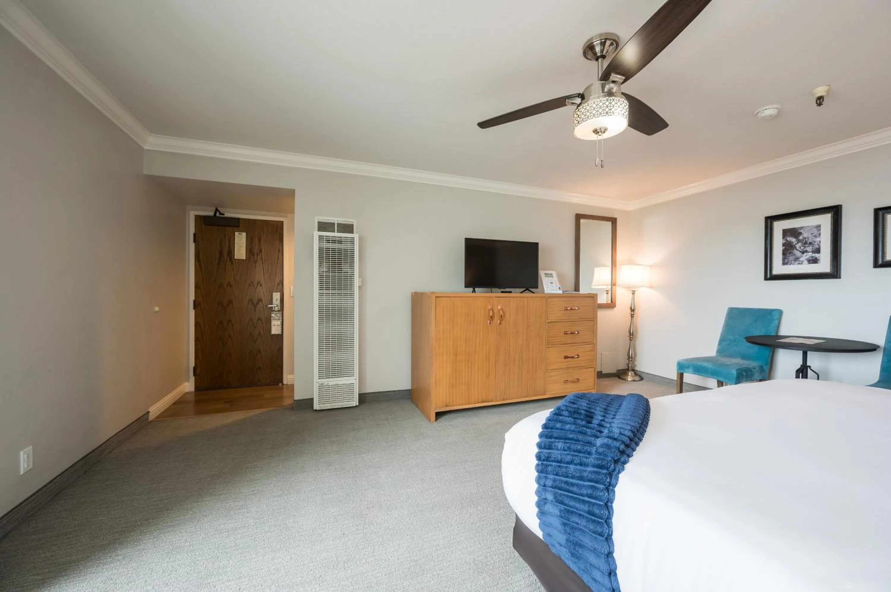 Bed in 456 Embarcadero Inn & Suites