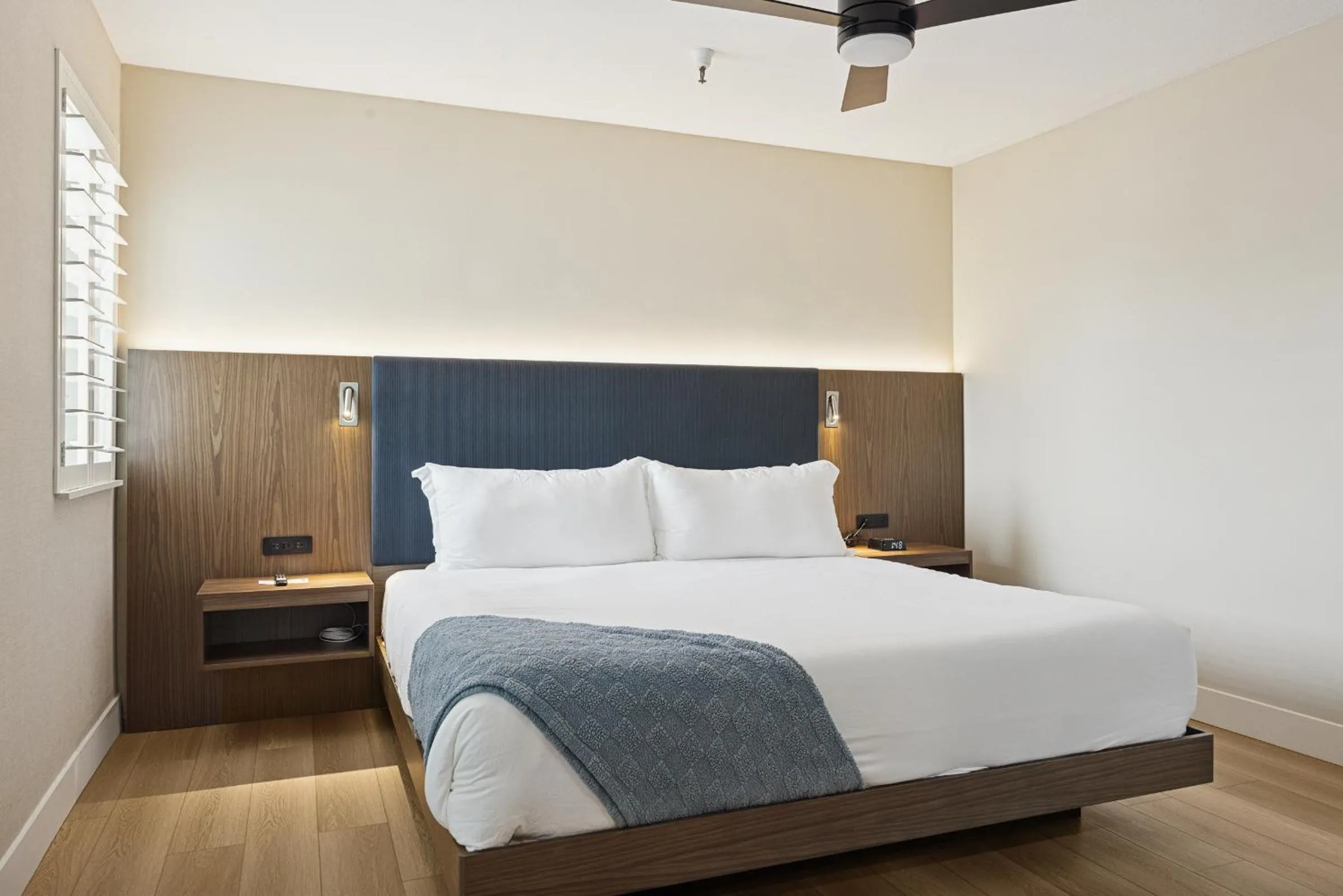 Bed in 456 Embarcadero Inn & Suites