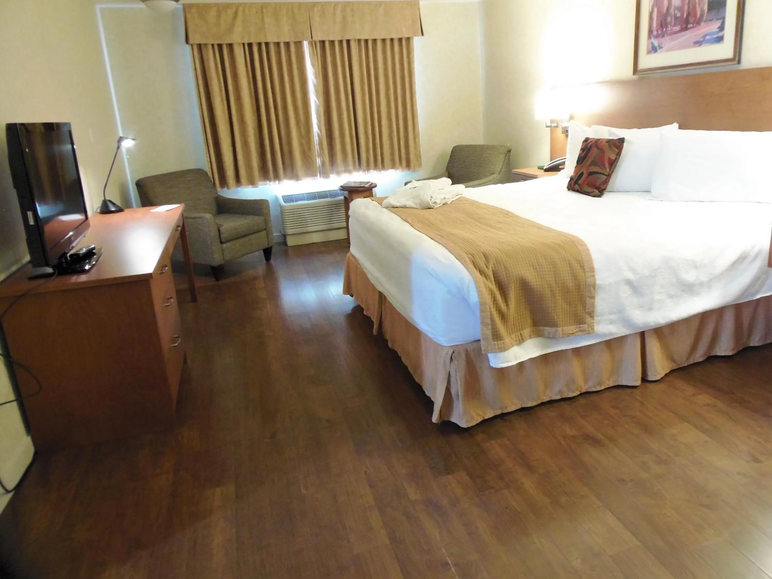 Photo of the whole room, Bed in Rosslyn Inn & Suites
