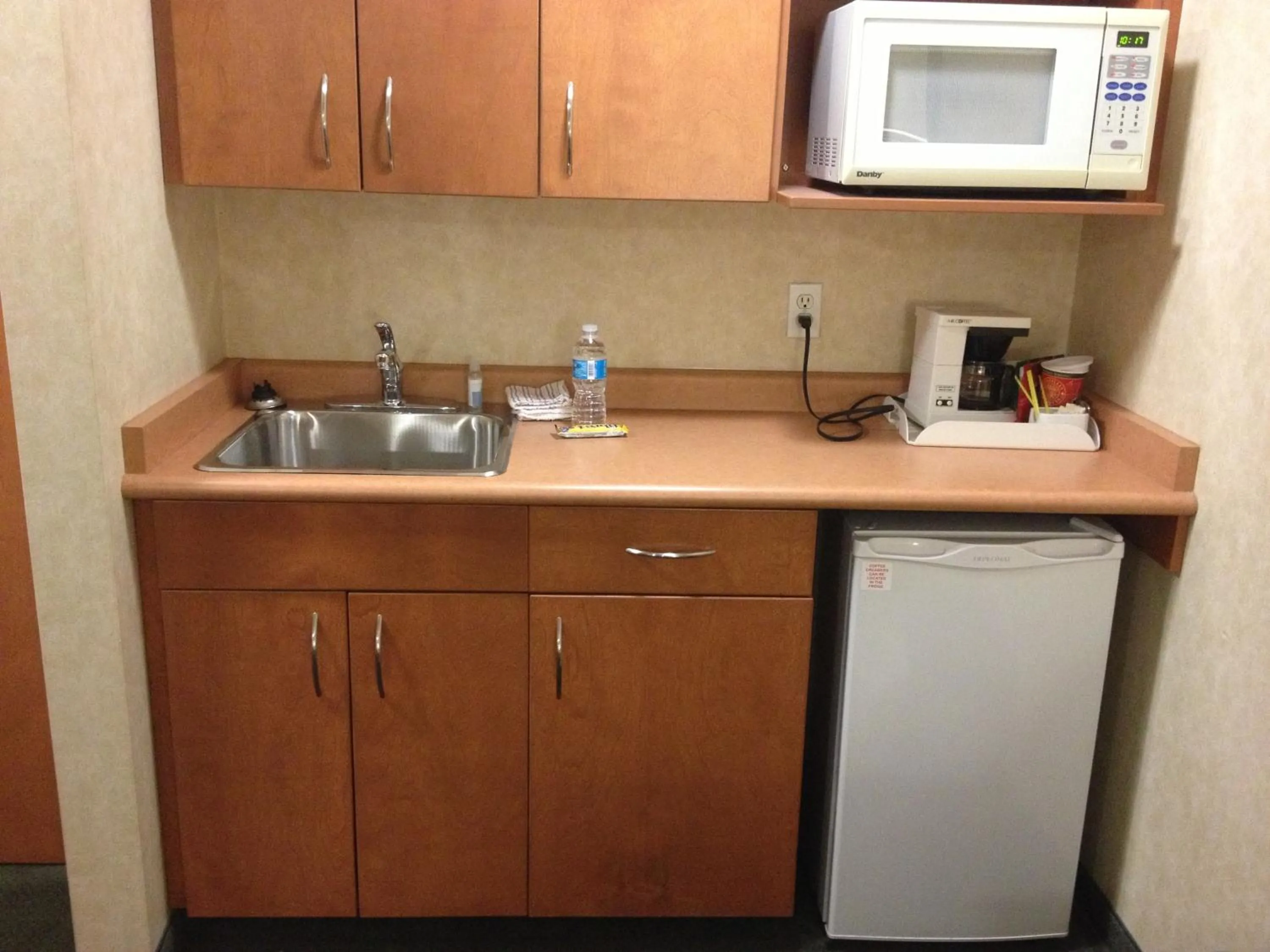 Kitchen or kitchenette in Rosslyn Inn & Suites