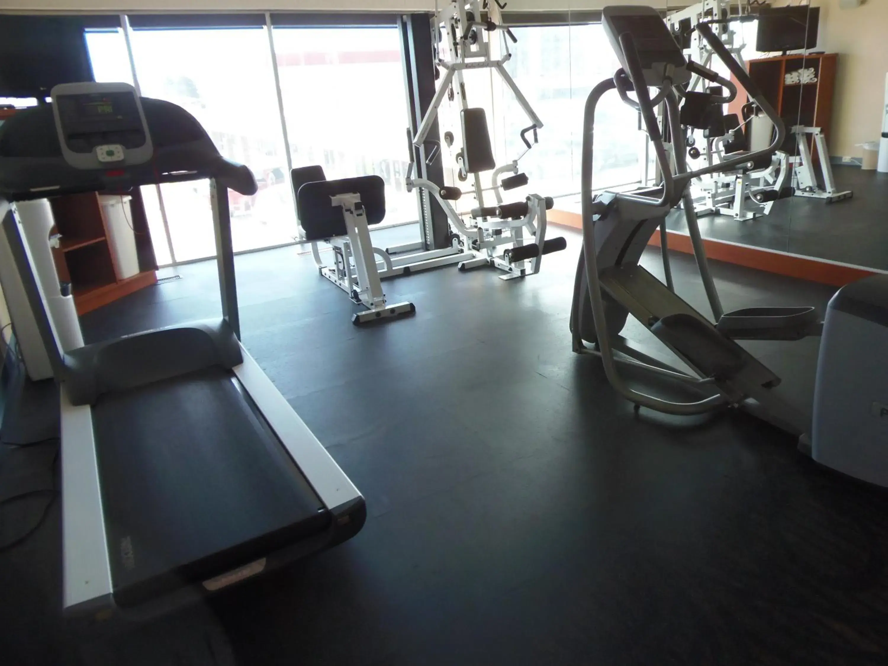 Fitness centre/facilities in Rosslyn Inn & Suites Fitness centre/facilities in Rosslyn Inn & Suites
