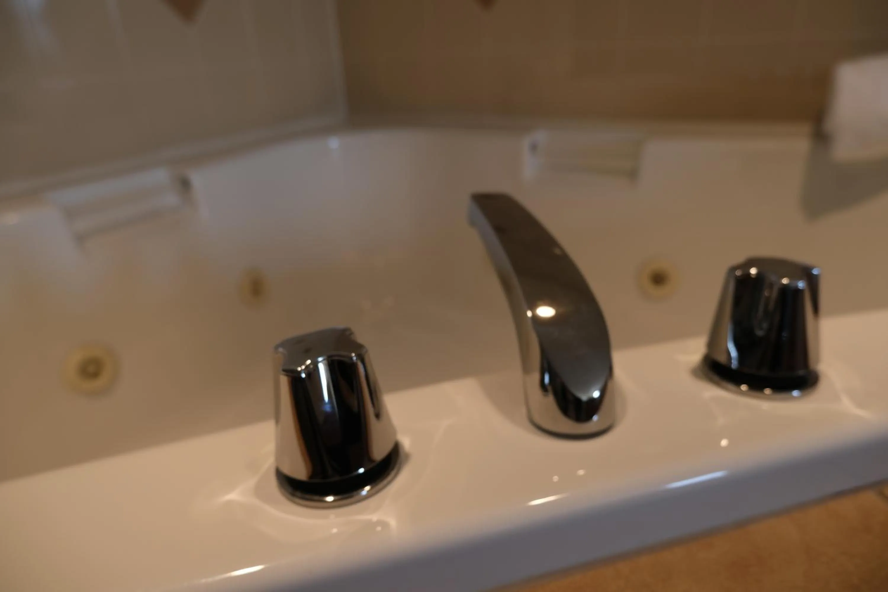 Bathroom in Rosslyn Inn & Suites