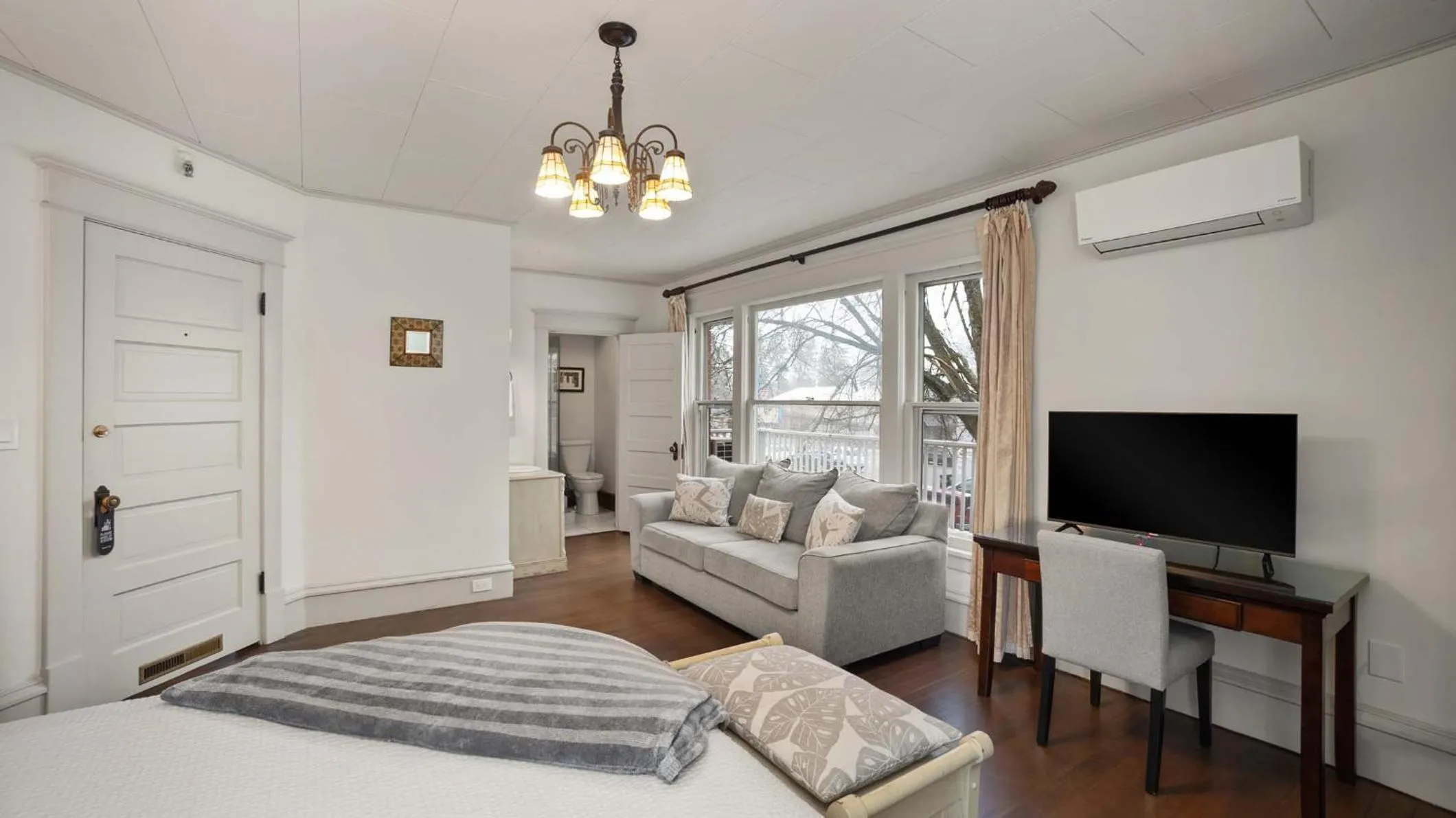 Bedroom, Bed in Greenbriar Inn