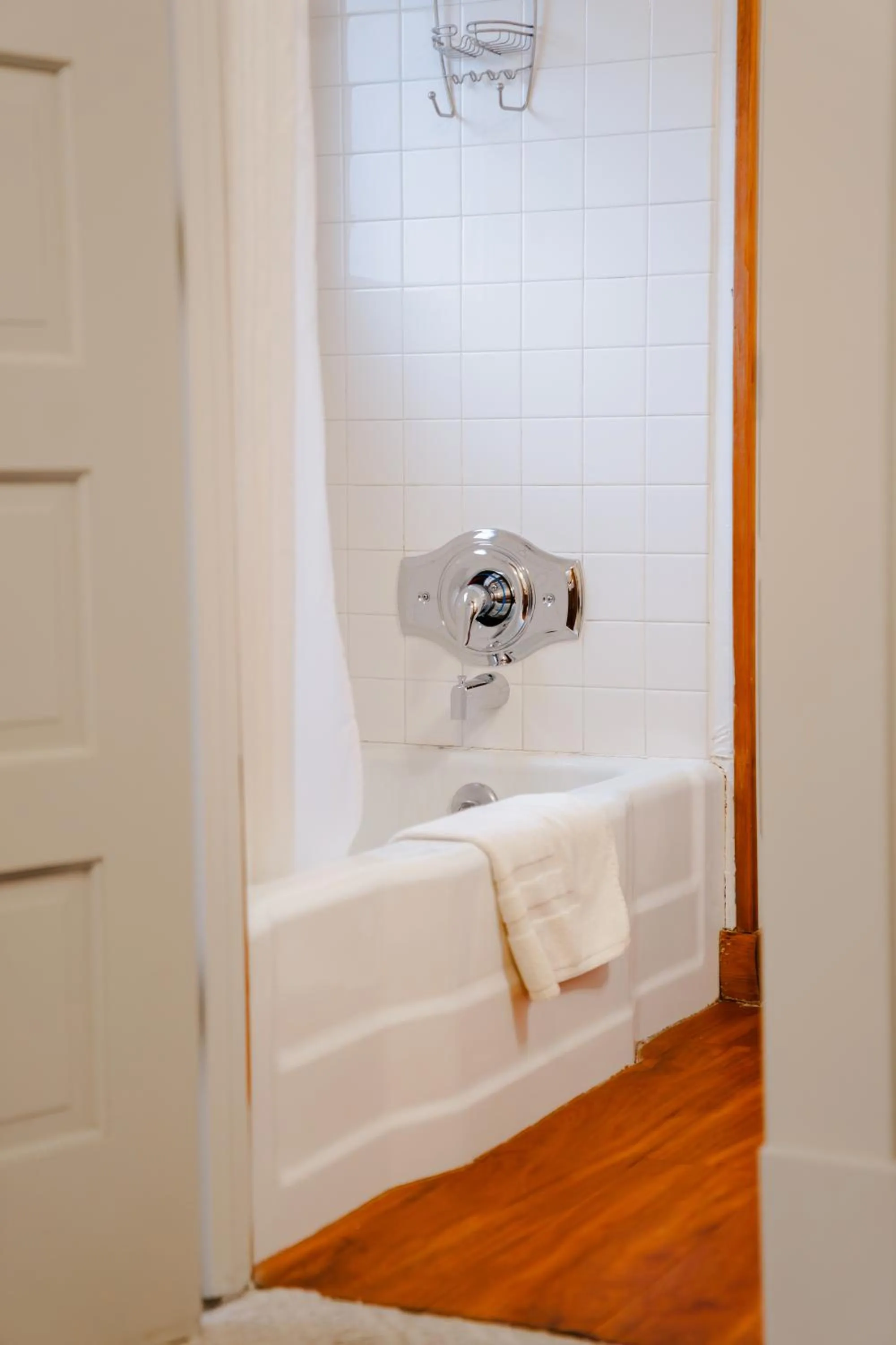 Bathroom, Bed in Greenbriar Inn