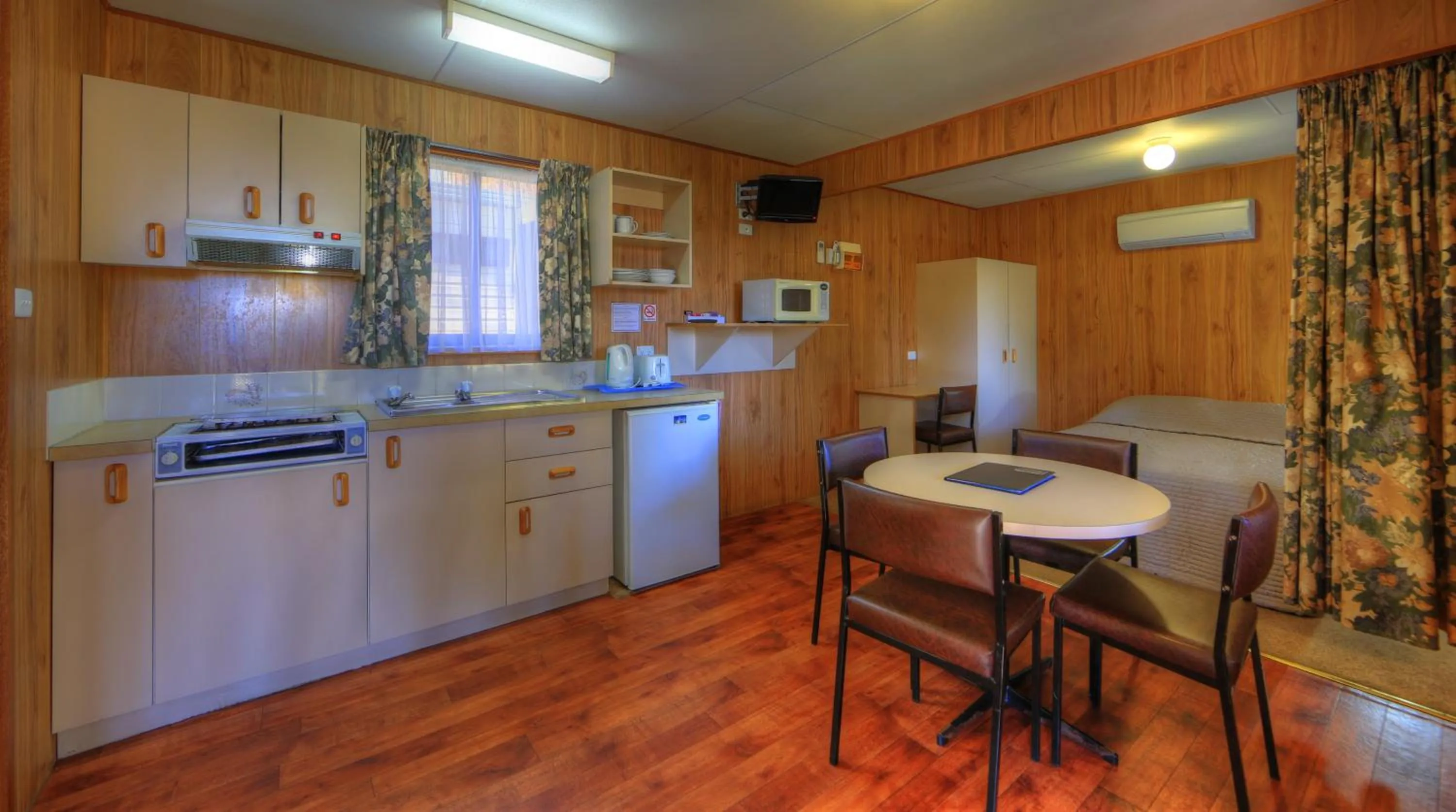 Kitchen or kitchenette in Beechworth Lake Sambell Caravan Park