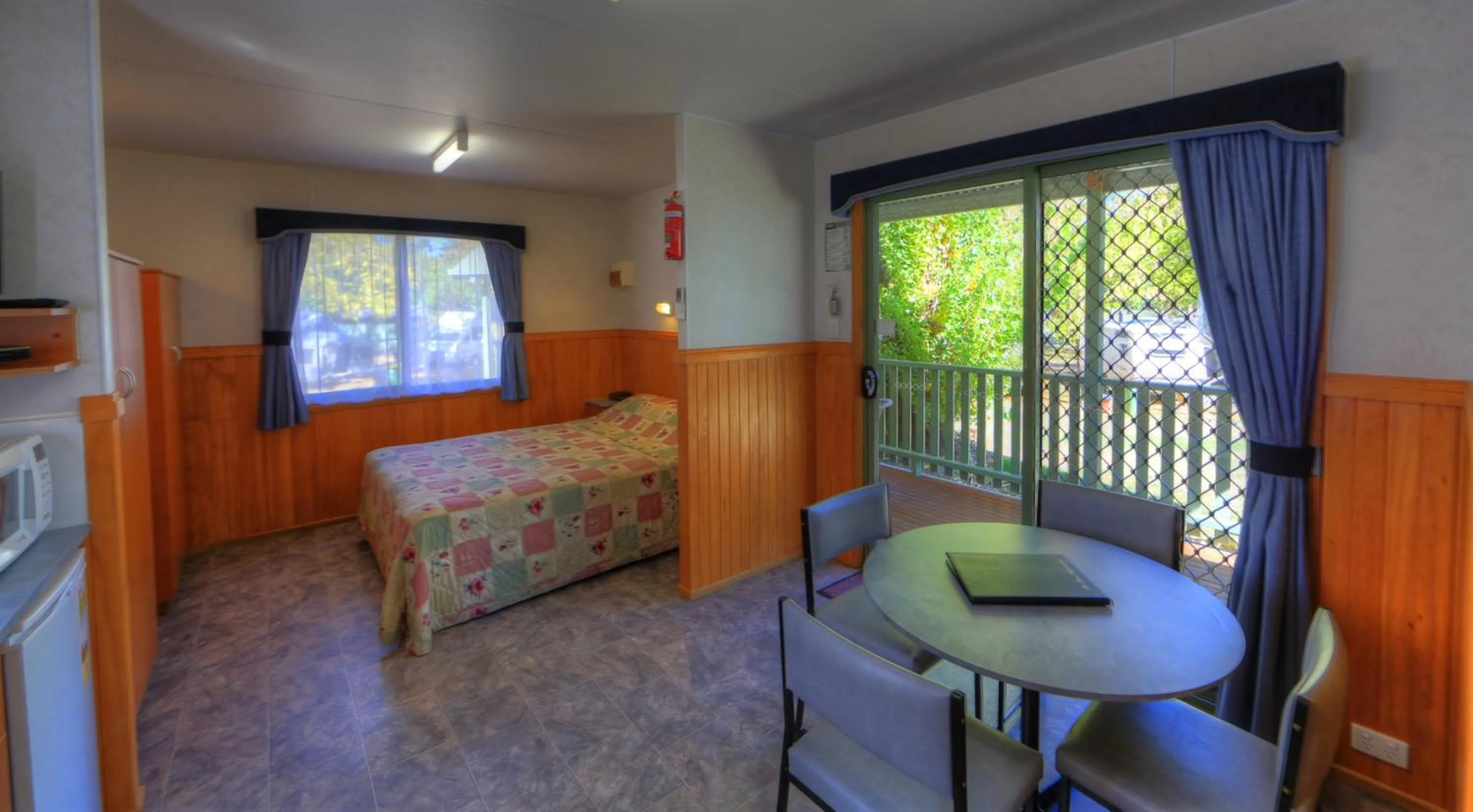 Dining area, Bed in Beechworth Lake Sambell Caravan Park