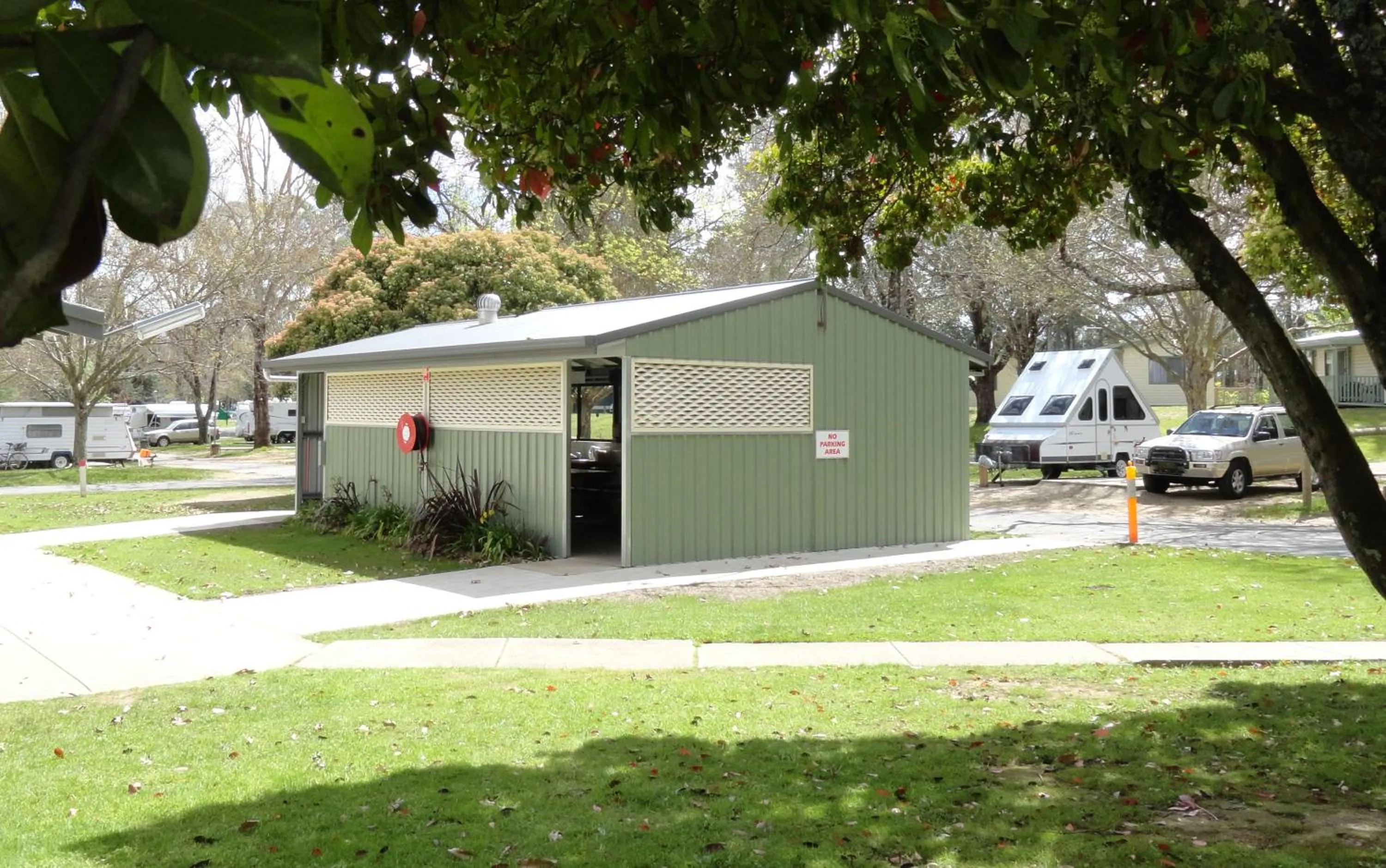 BBQ facilities in Beechworth Lake Sambell Caravan Park
