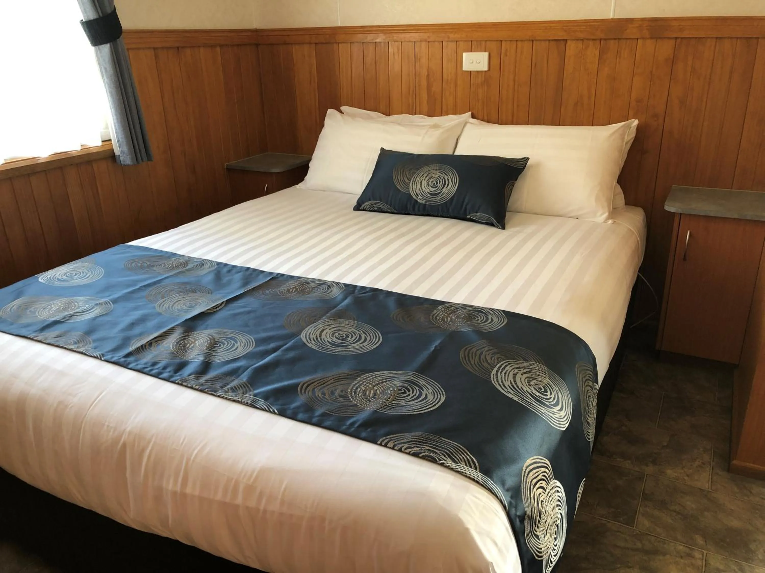 Bed in Beechworth Lake Sambell Caravan Park