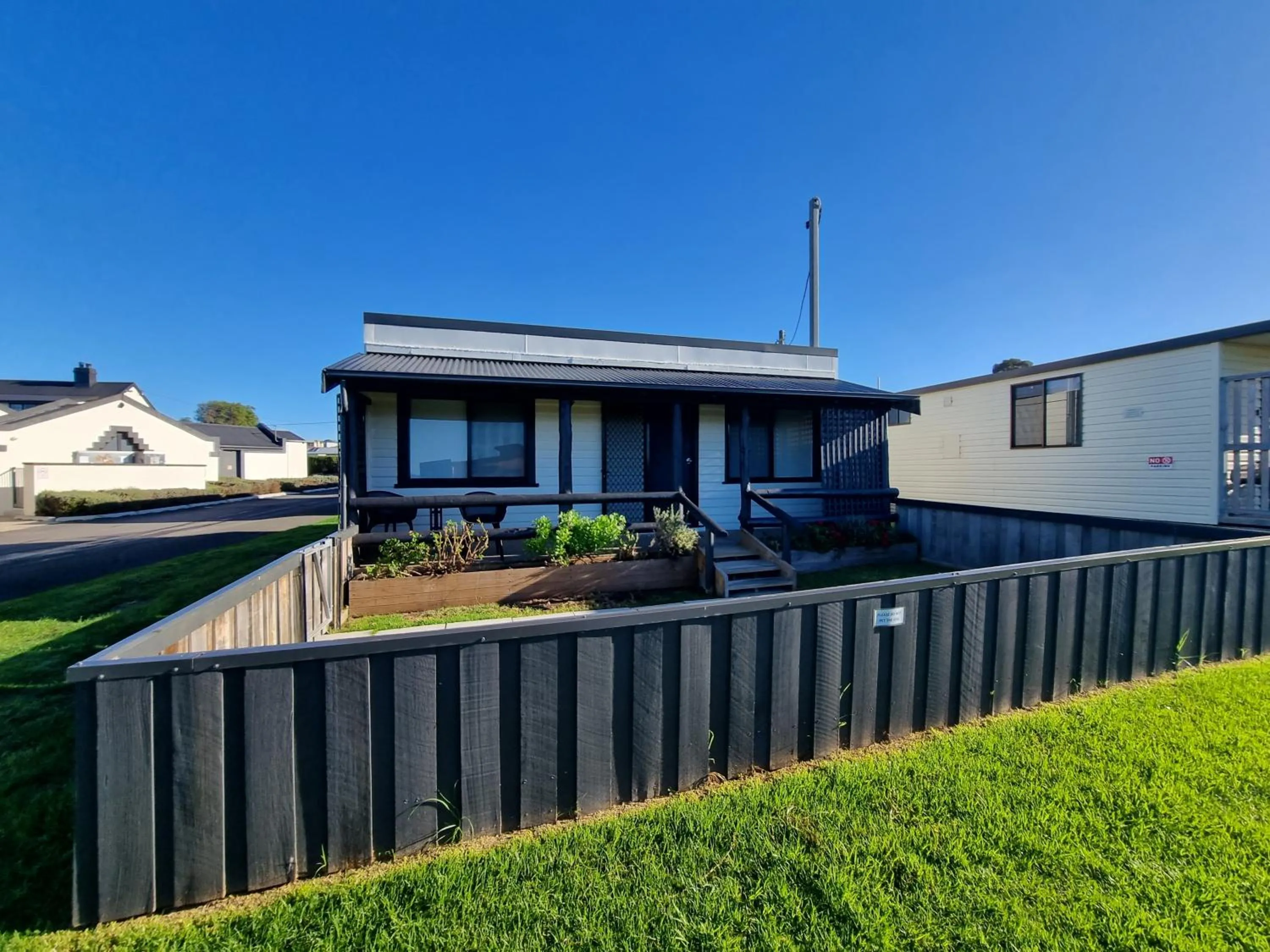 Superior One-Bedroom Cabin (Pet Friendly) in Swansea Holiday Park Tasmania