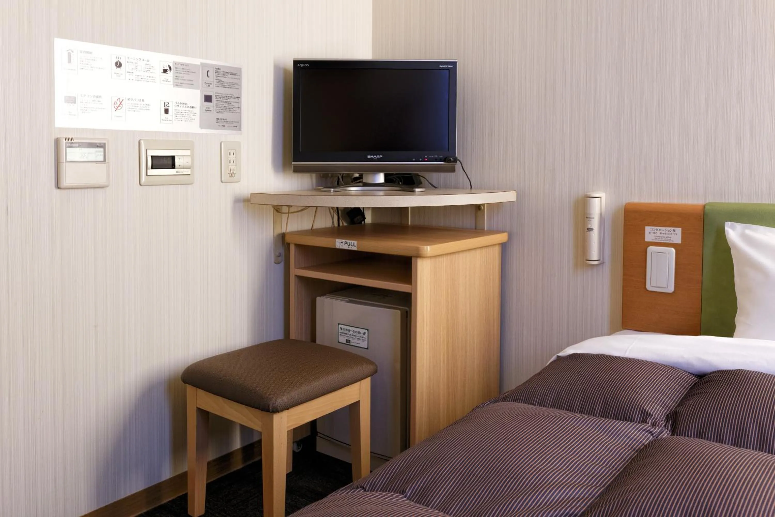 Photo of the whole room, Bed in Washington R&B Hotel Hakata Ekimae 1