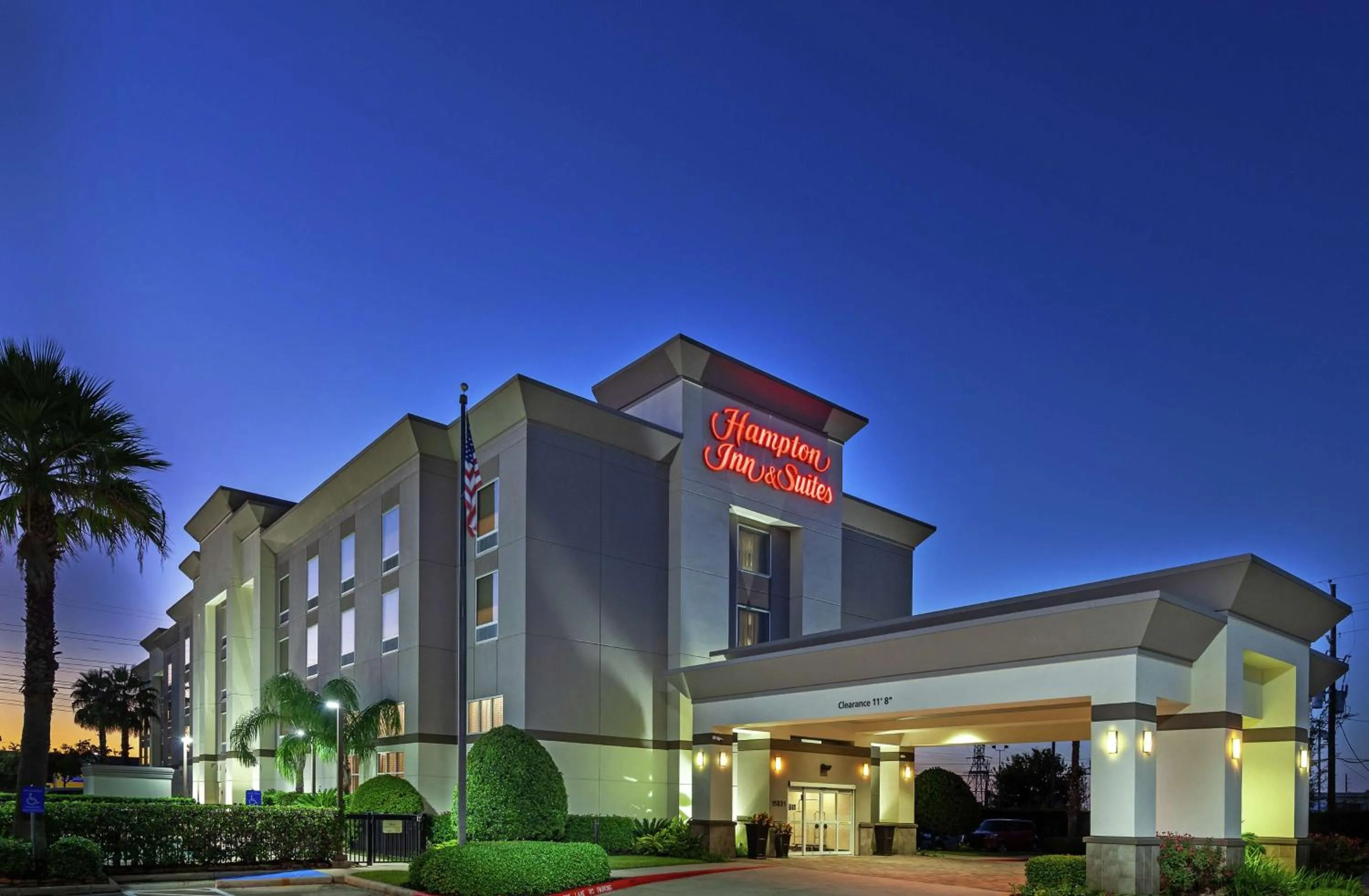 Property building in Hampton Inn & Suites Houston-Bush Intercontinental Airport