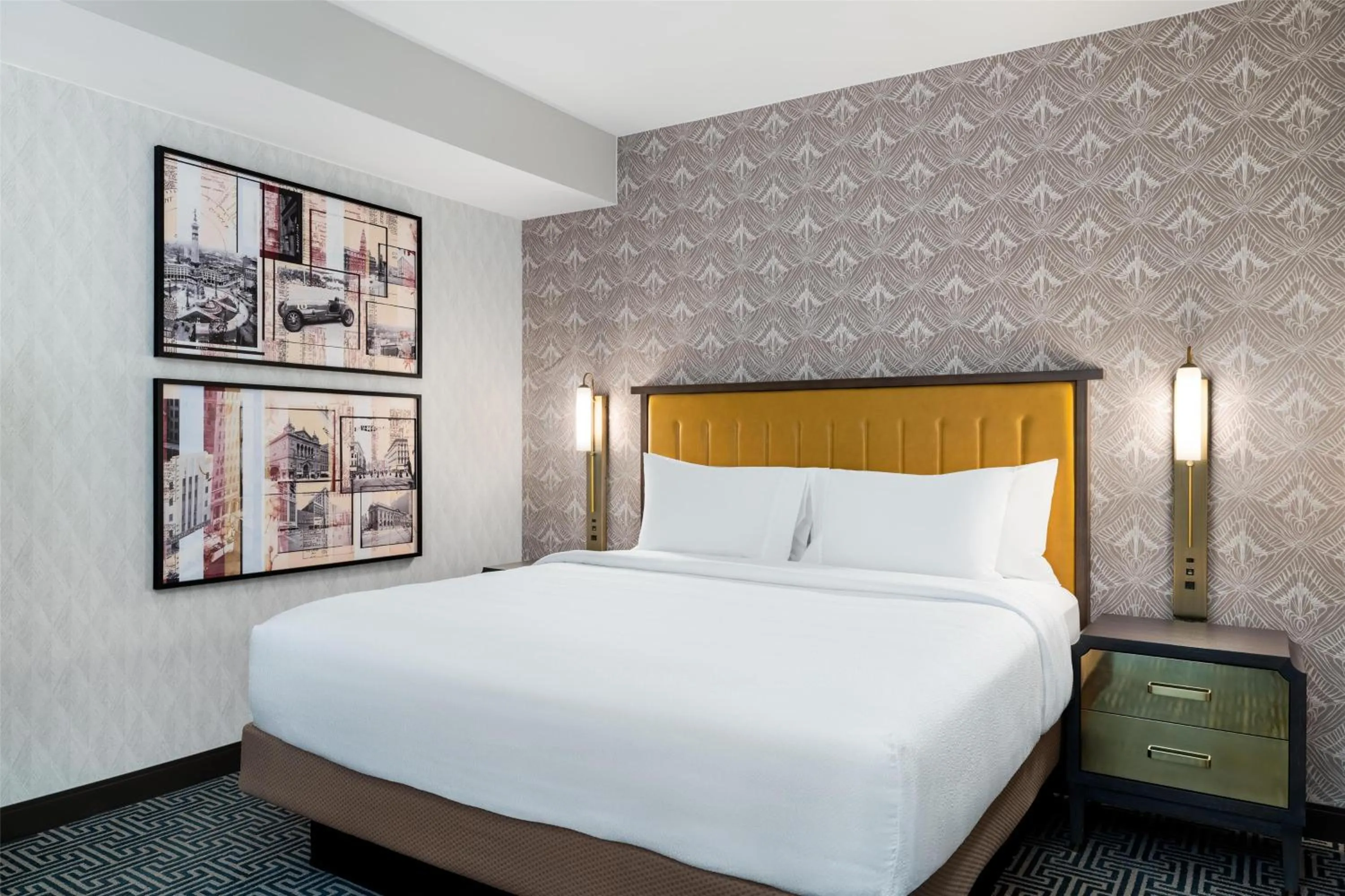 Bed in Hilton Garden Inn Indianapolis Downtown