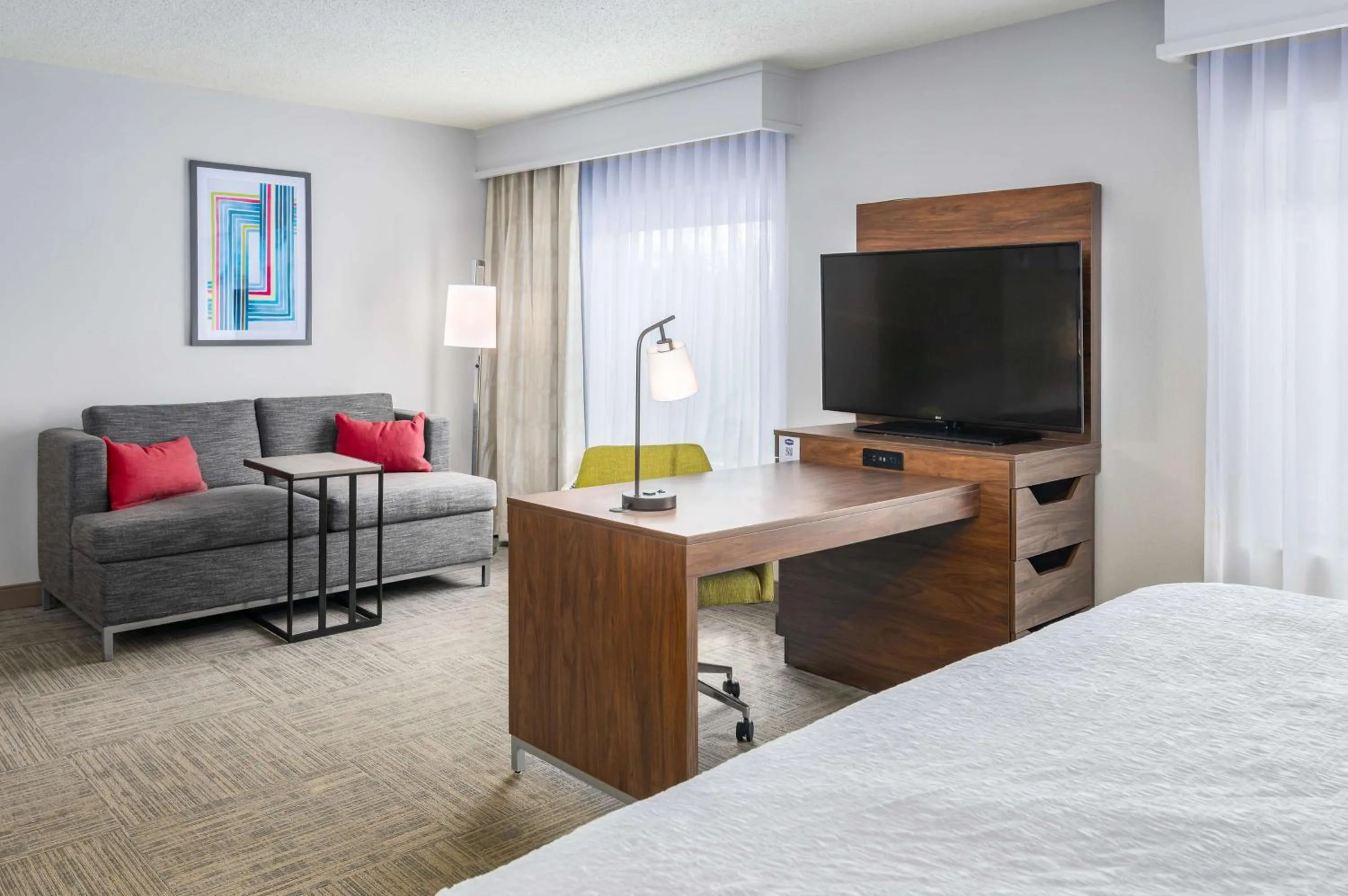 Living room, Bed in Hampton Inn & Suites Hartford-Manchester