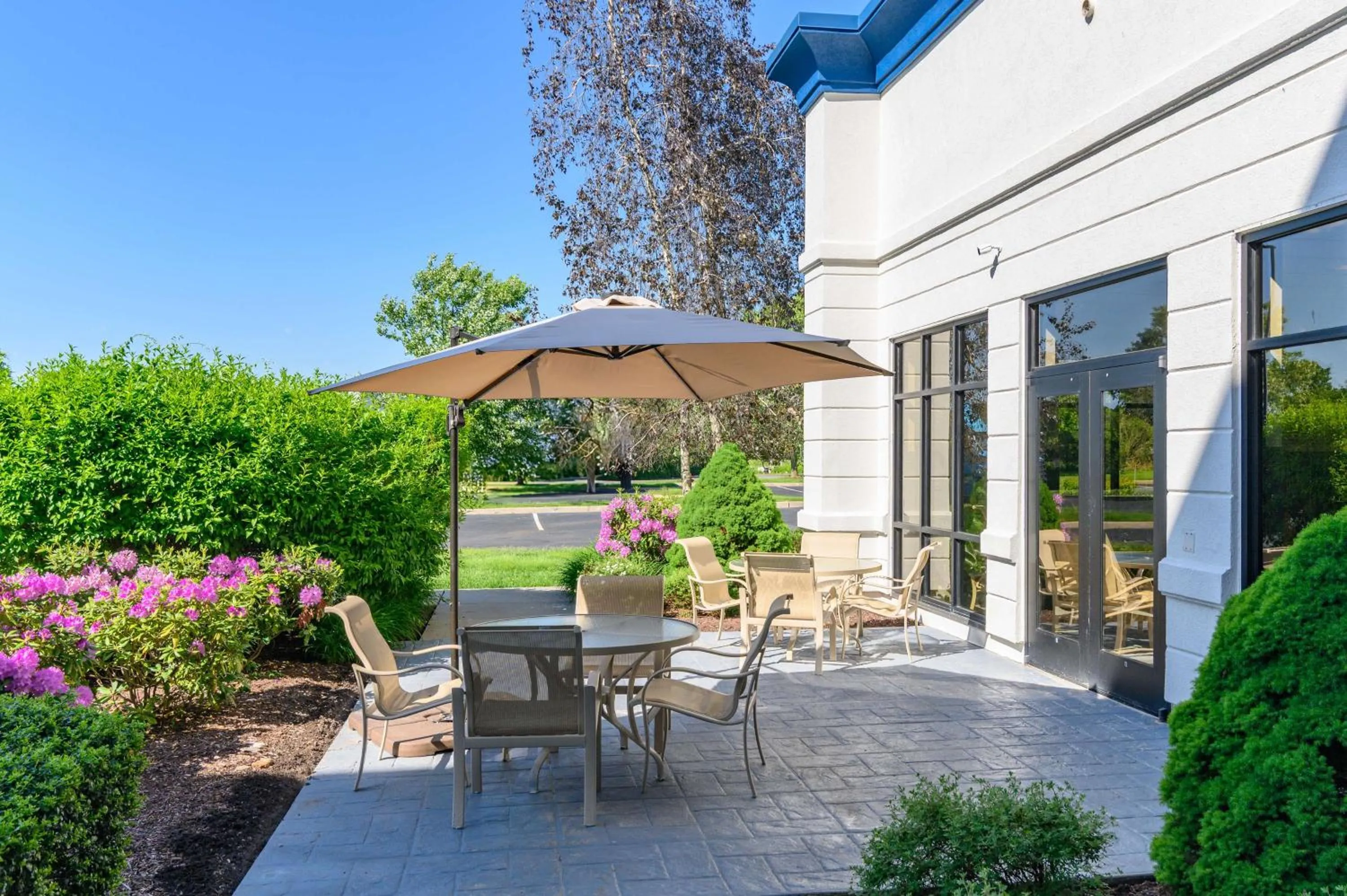 Patio in Hampton Inn & Suites Hartford-Manchester