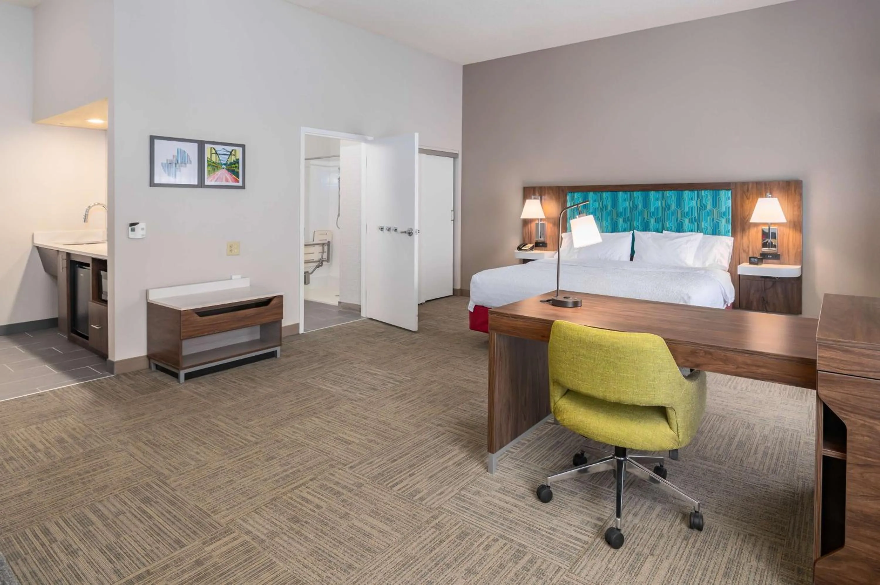 Bedroom, Bed in Hampton Inn & Suites Hartford-Manchester