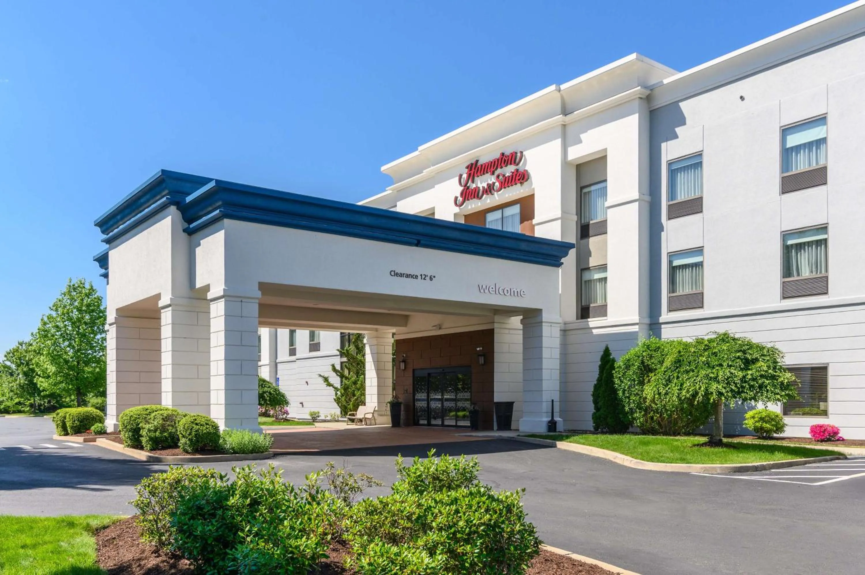 Property building in Hampton Inn & Suites Hartford-Manchester