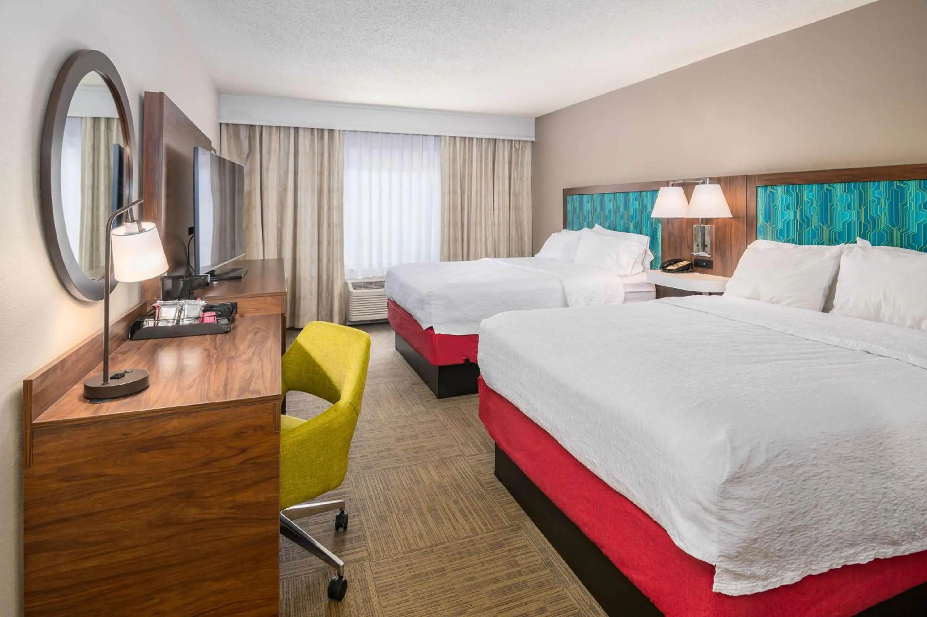 Bed in Hampton Inn & Suites Hartford-Manchester