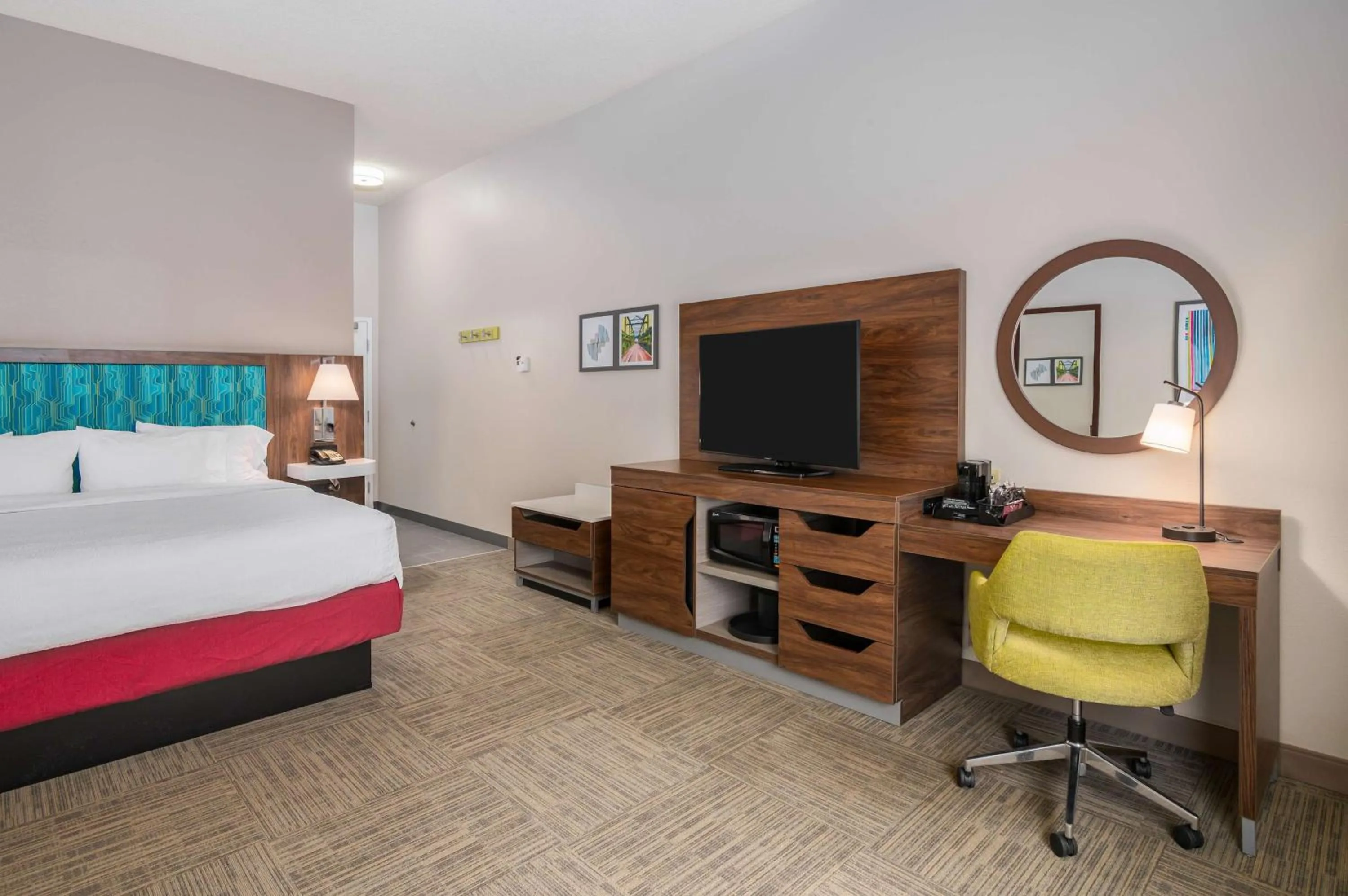 Bed in Hampton Inn & Suites Hartford-Manchester