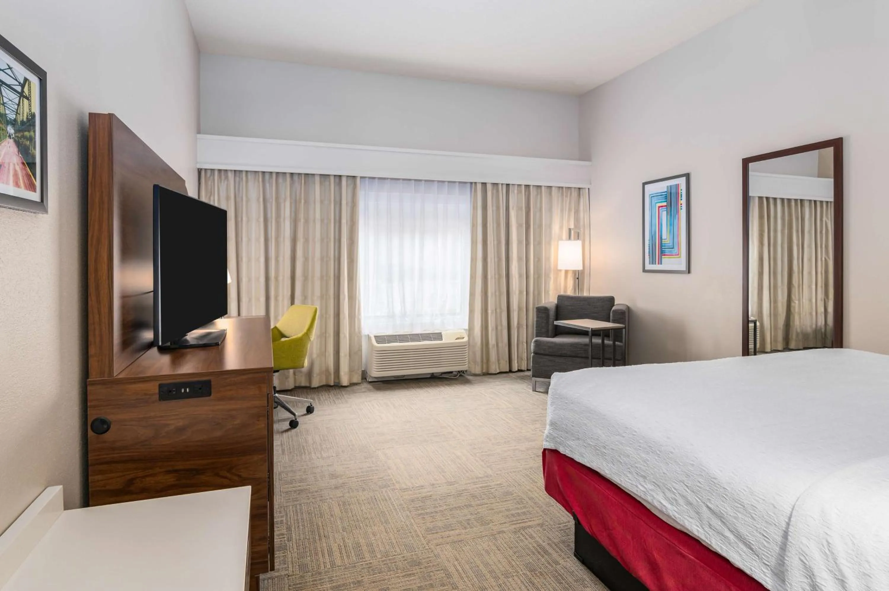 Bedroom, Bed in Hampton Inn & Suites Hartford-Manchester