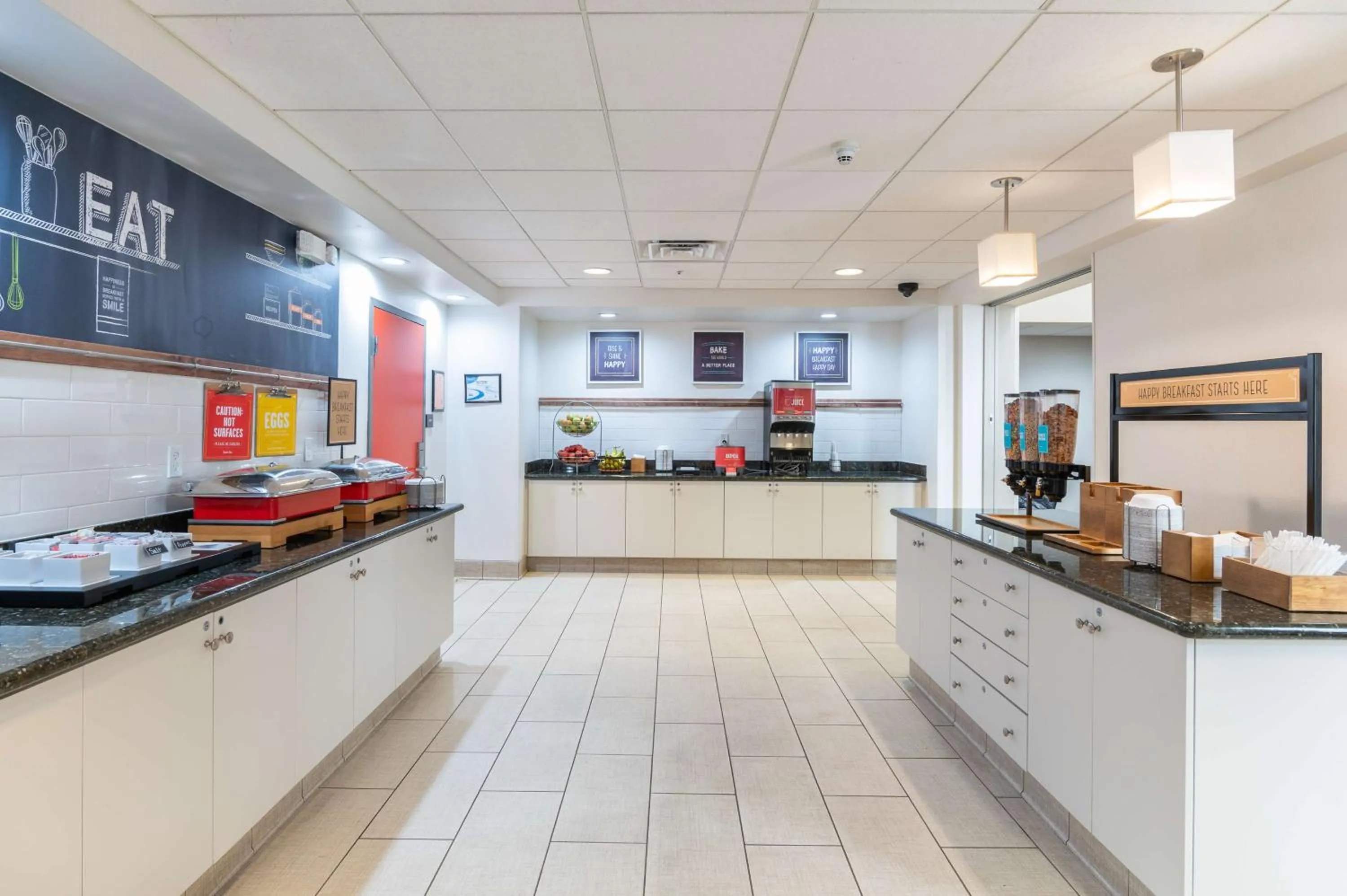 Breakfast in Hampton Inn & Suites Hartford-Manchester