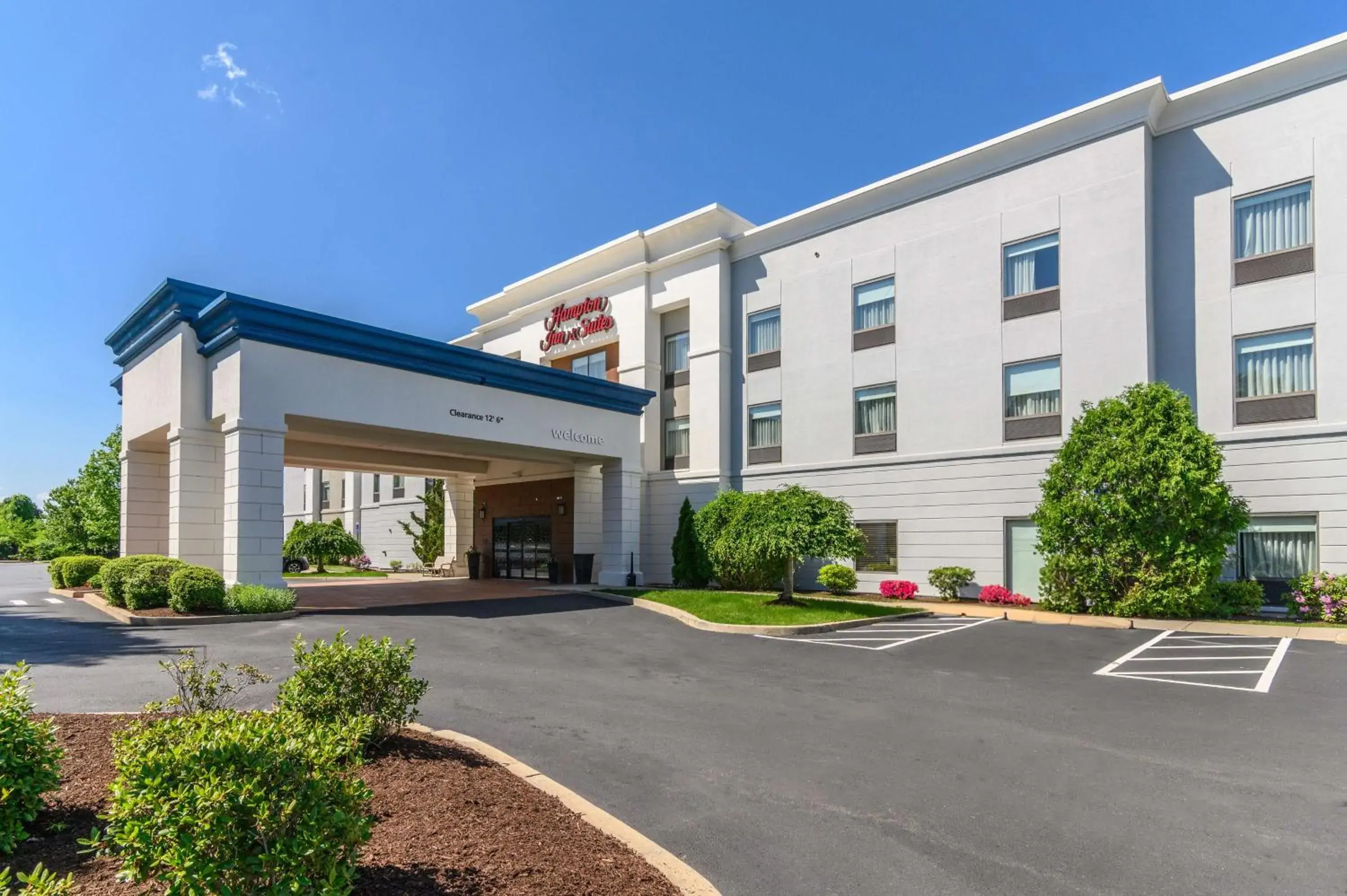 Property building in Hampton Inn & Suites Hartford-Manchester Property building in Hampton Inn & Suites Hartford-Manchester