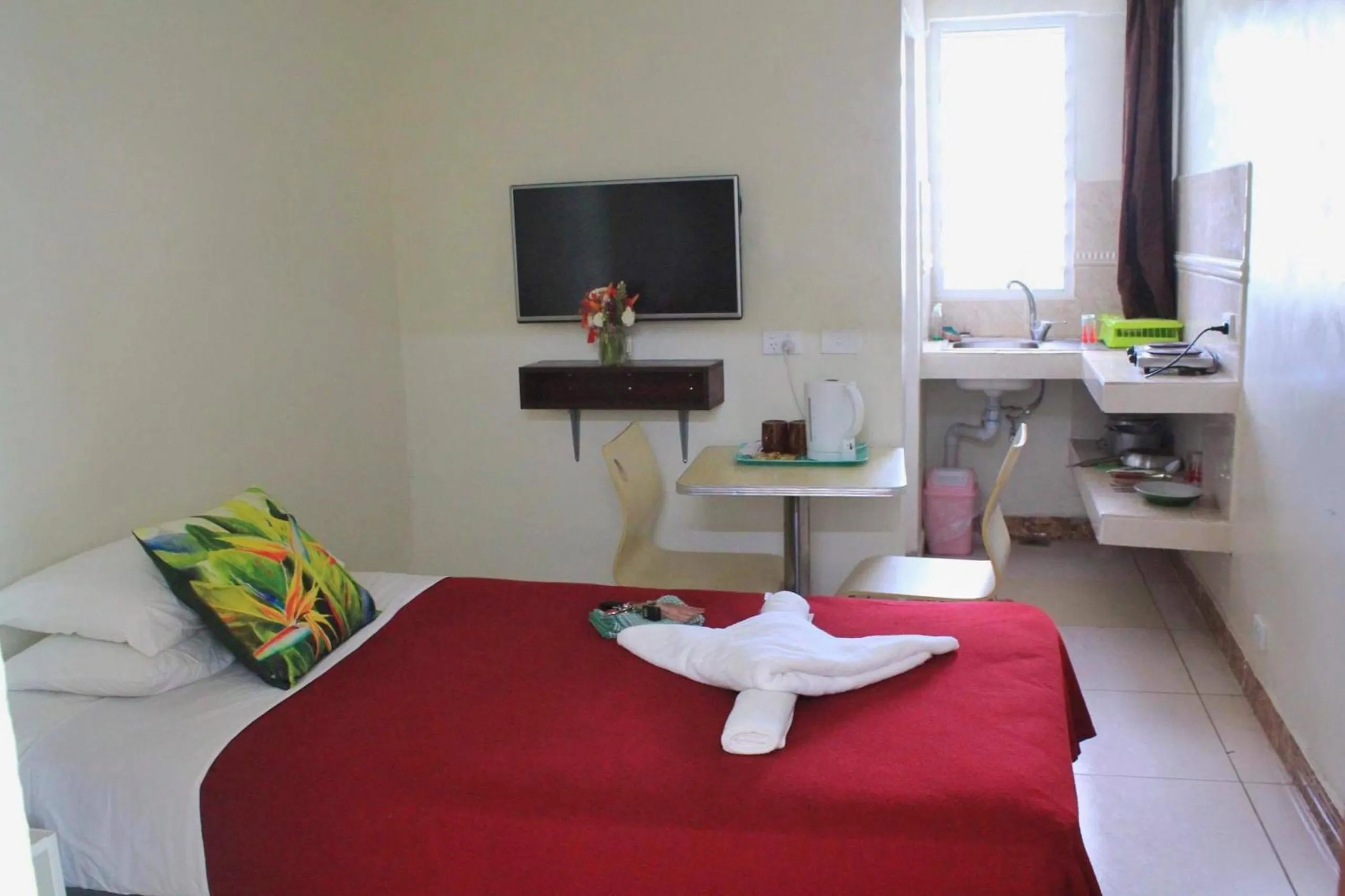 Bed in Pacific Paradise Motel