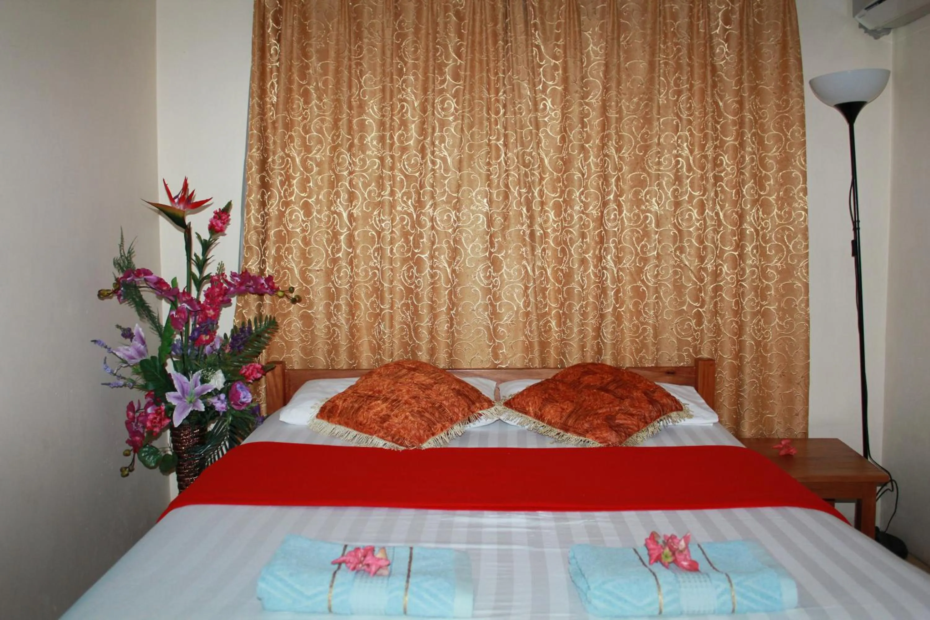 Bed in Pacific Paradise Motel