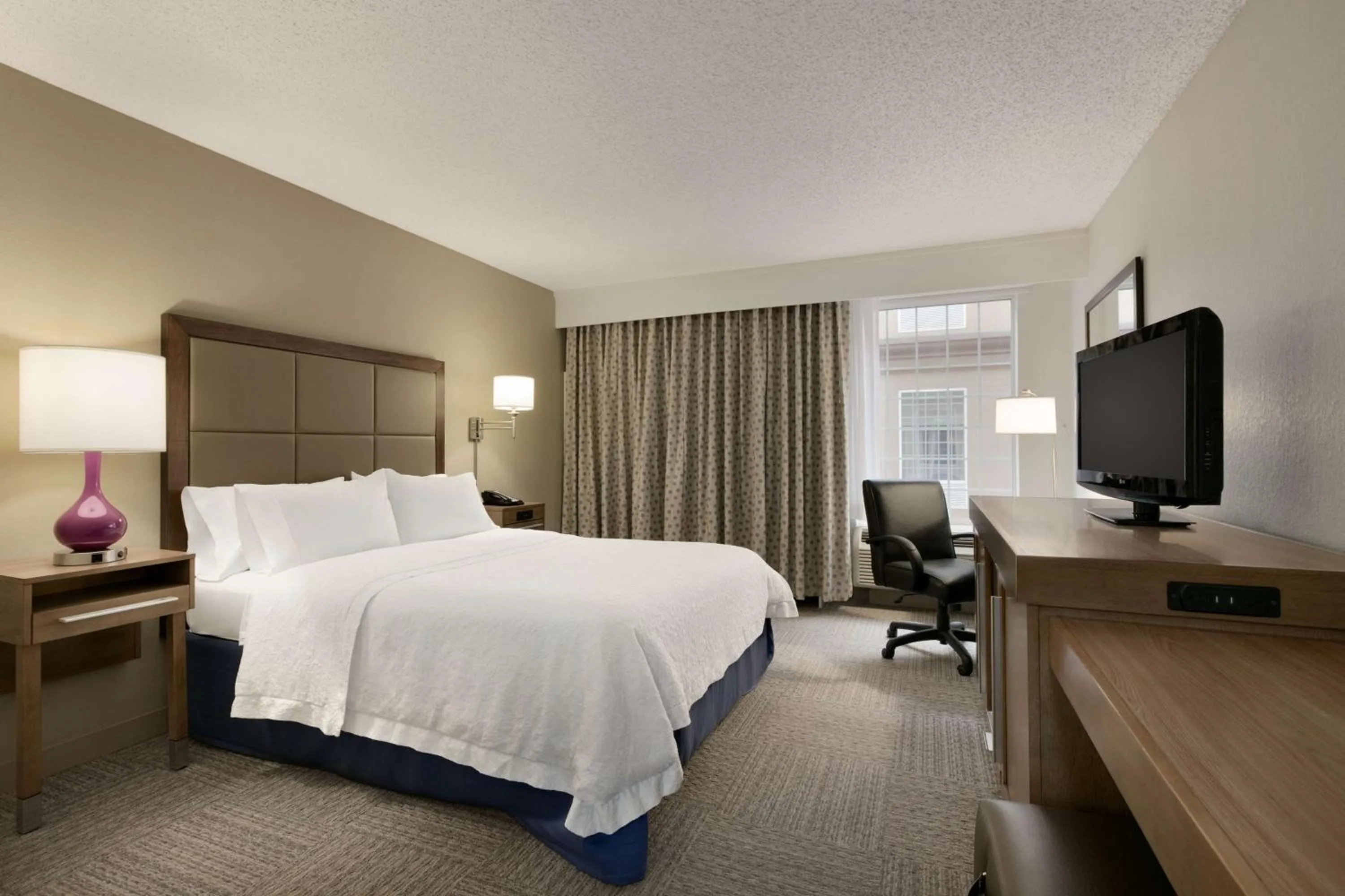 Bed in Hampton Inn & Suites Hershey