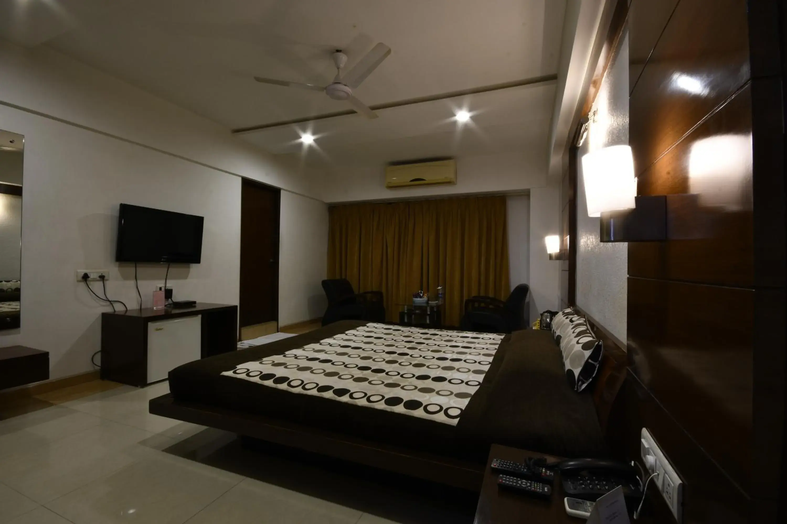Deluxe Double Room in Hotel Platinum Residency Deluxe Double Room in Hotel Platinum Residency