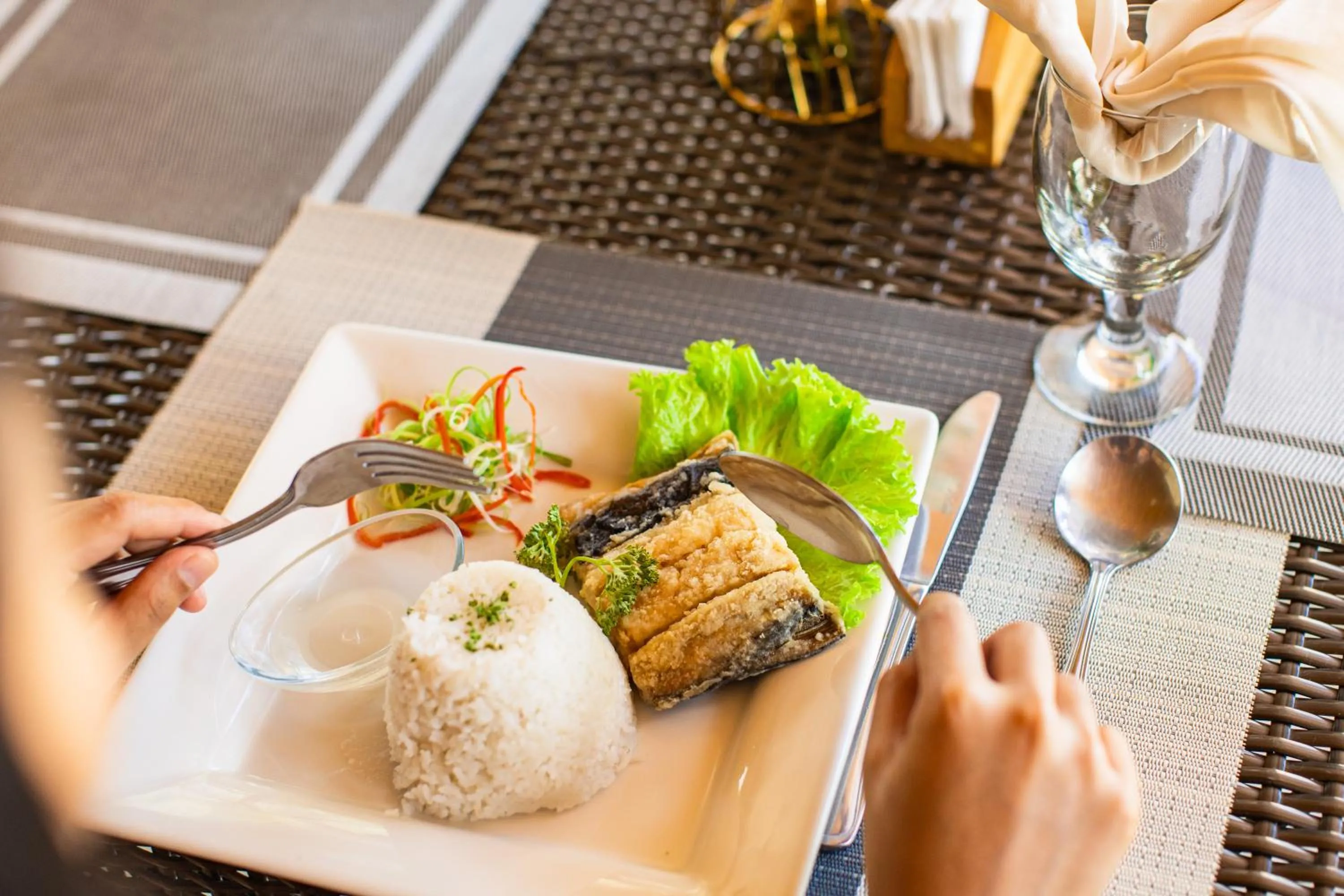 Restaurant/places to eat in Holiday Suites Puerto Princesa