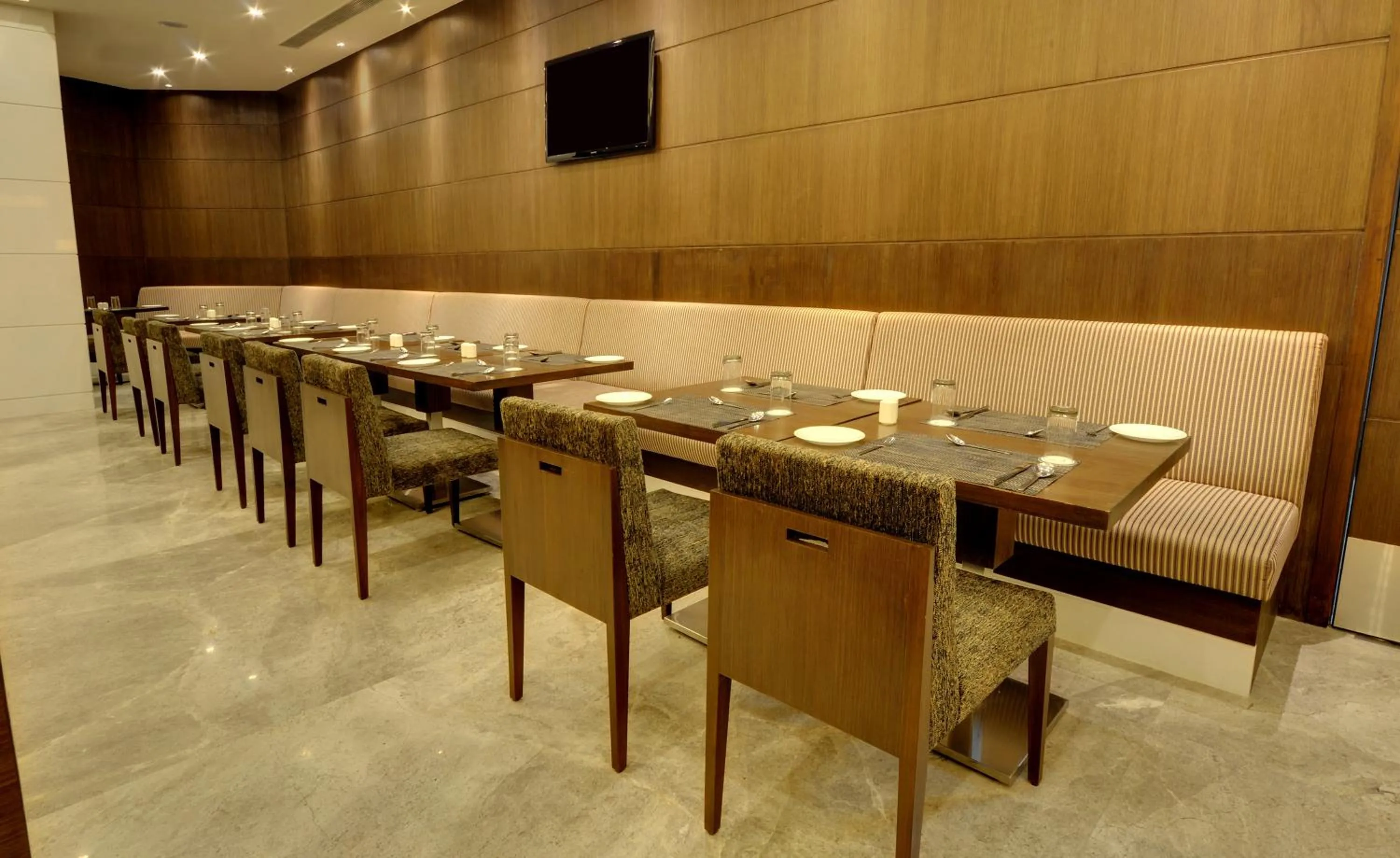 Restaurant/places to eat in Hotel Platinum