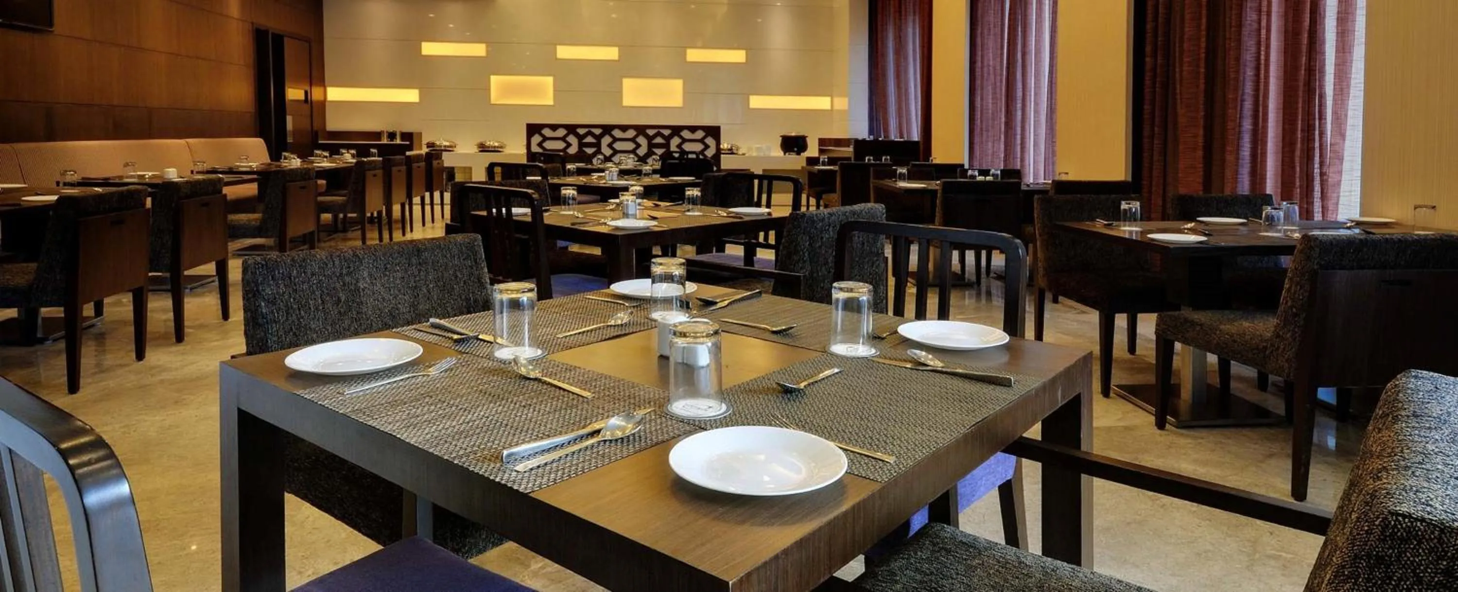 Restaurant/places to eat in Hotel Platinum