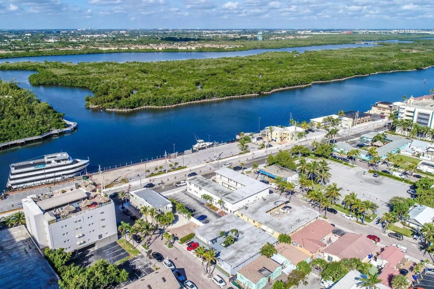 Other in Lovely 1BR w Parking Space Walk to the Beach 7