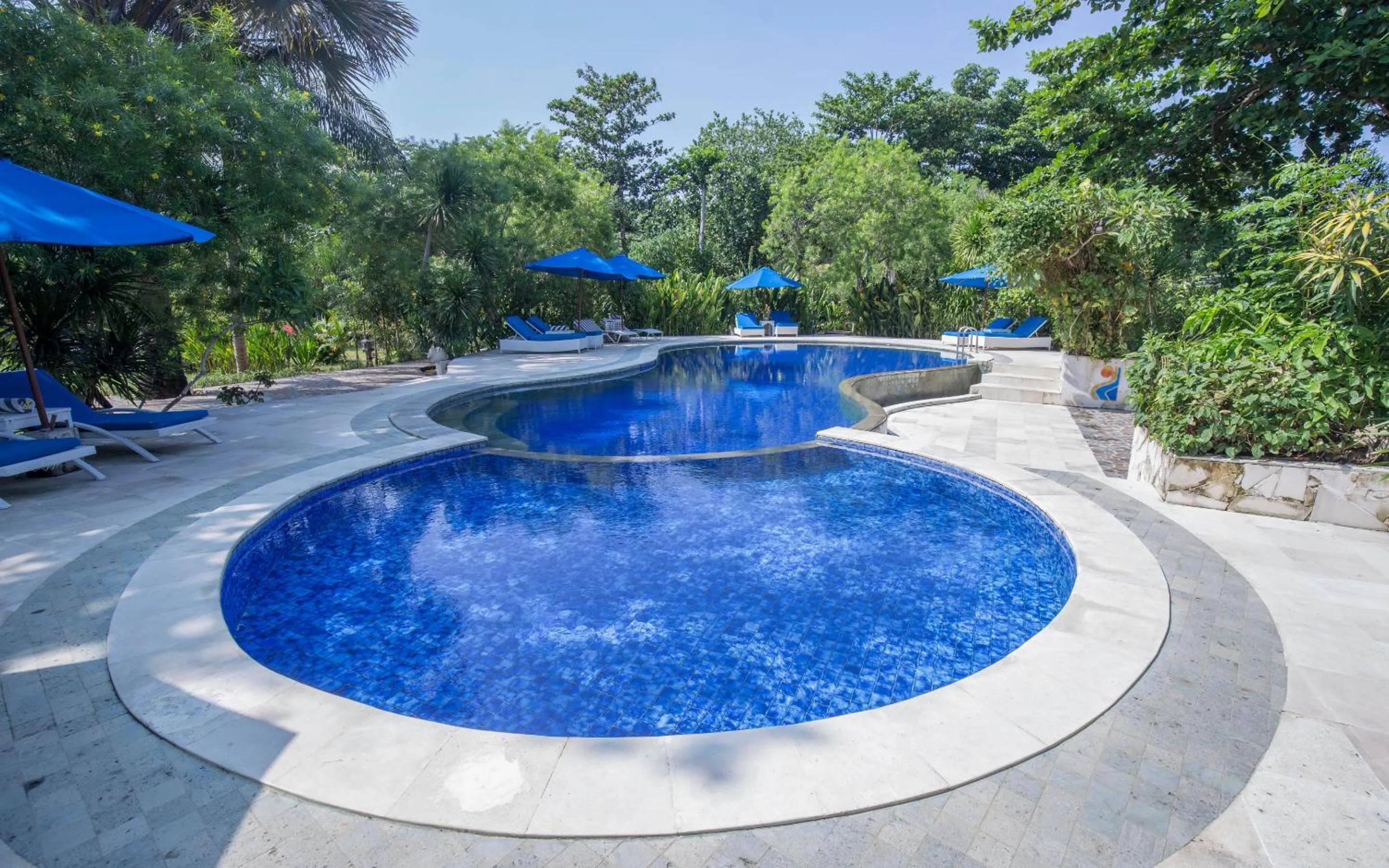 Swimming pool in Puri Sari Beach Hotel