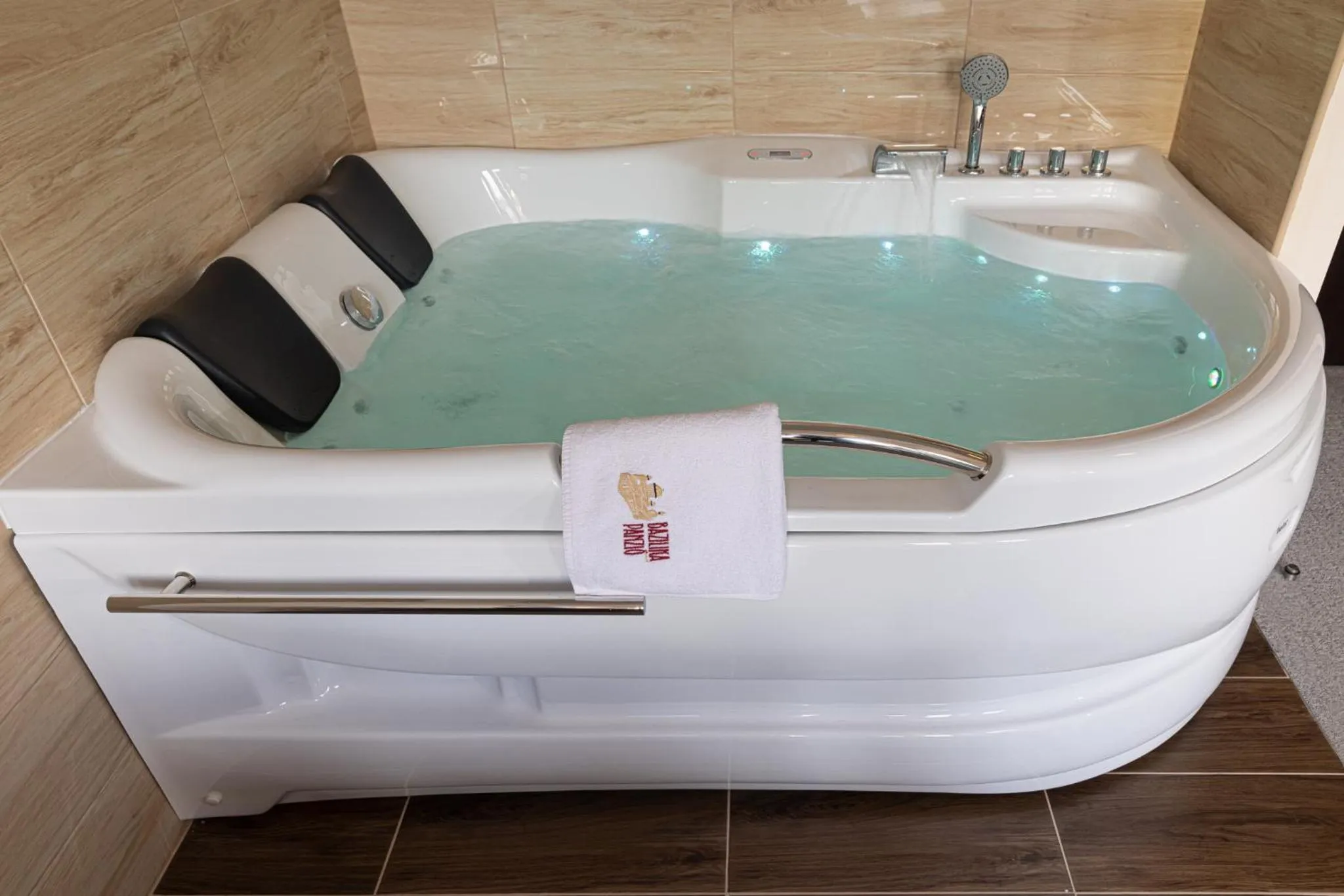 Hot Tub in Bazilika alatt Panzió