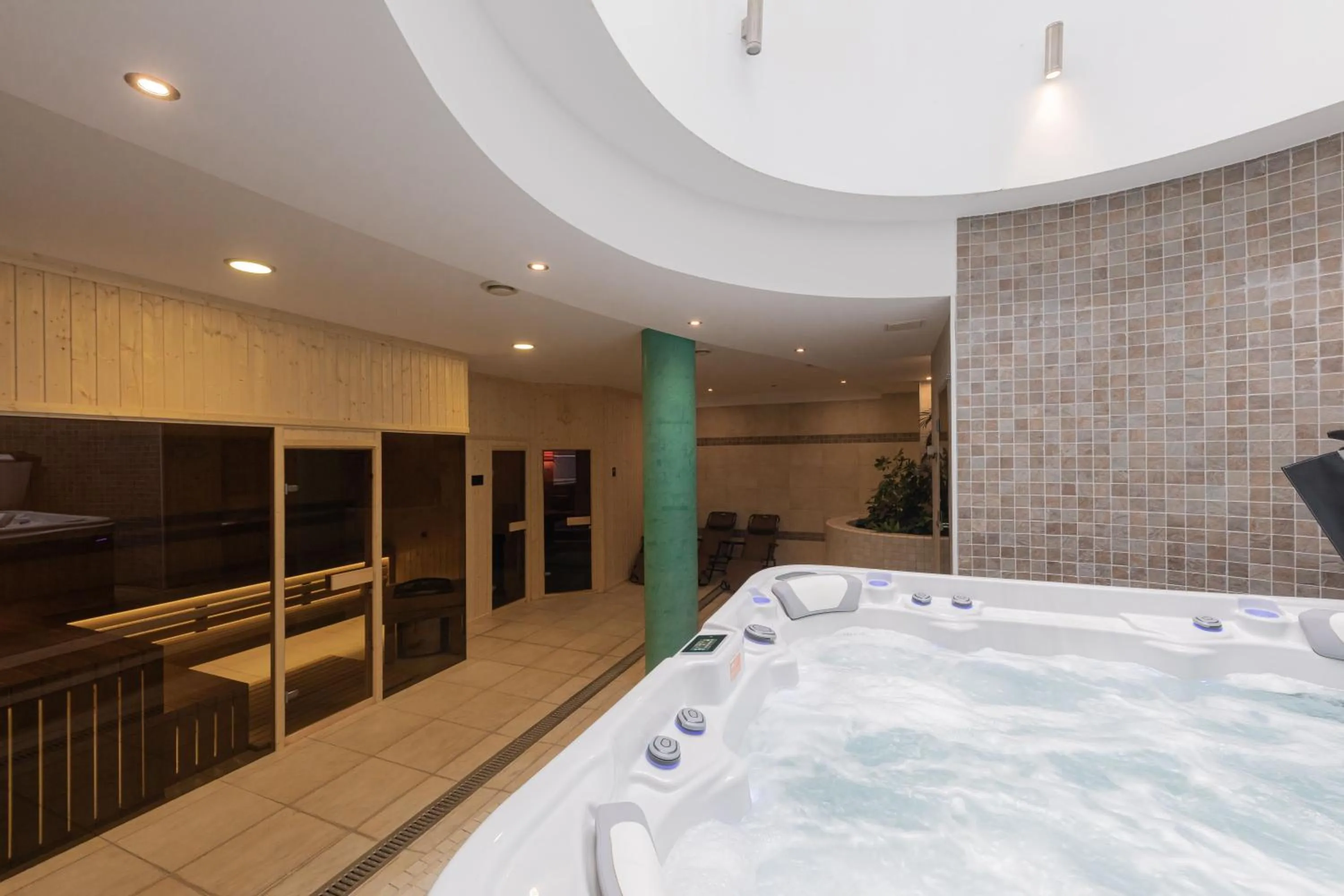 Hot Tub in Bazilika alatt Panzió