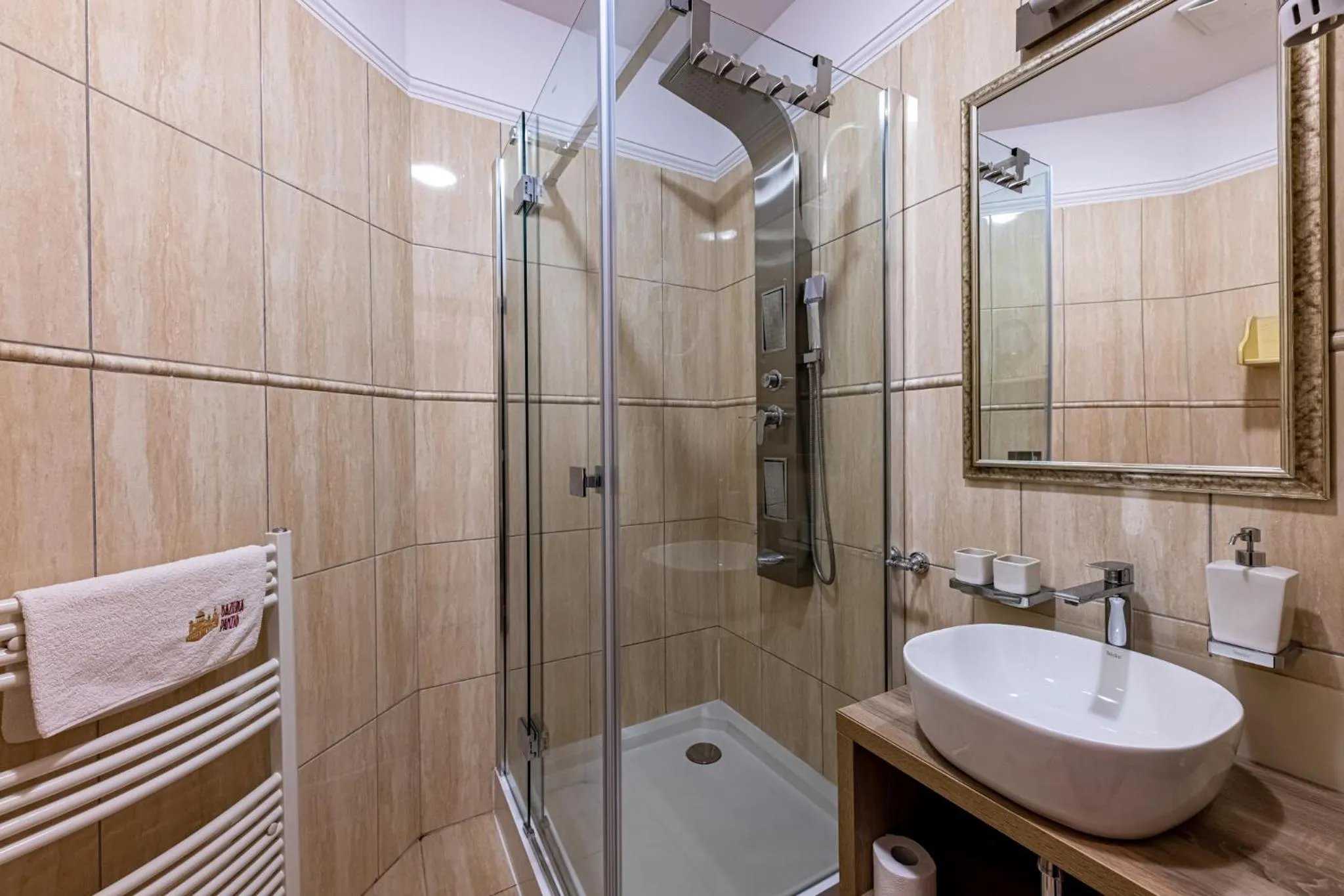 Shower in Bazilika alatt Panzió