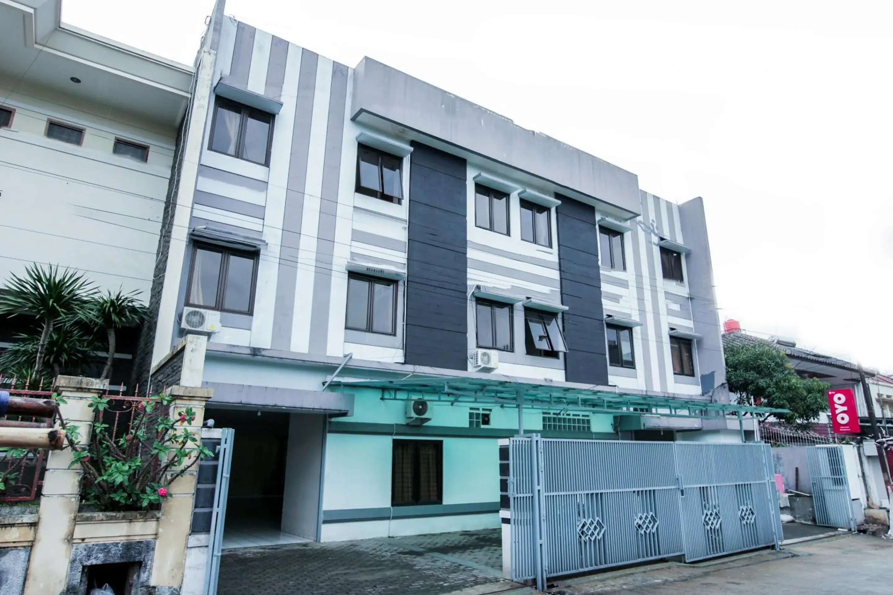 Facade/entrance, Property Building in OYO 196 Horizone Residence