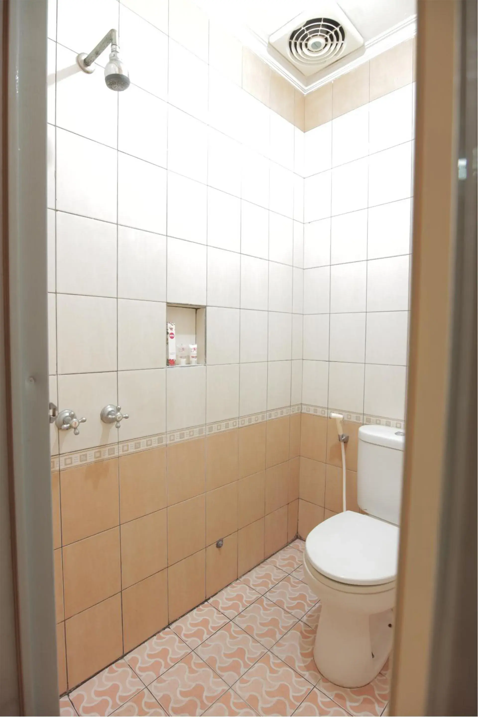 Bathroom in OYO 196 Horizone Residence