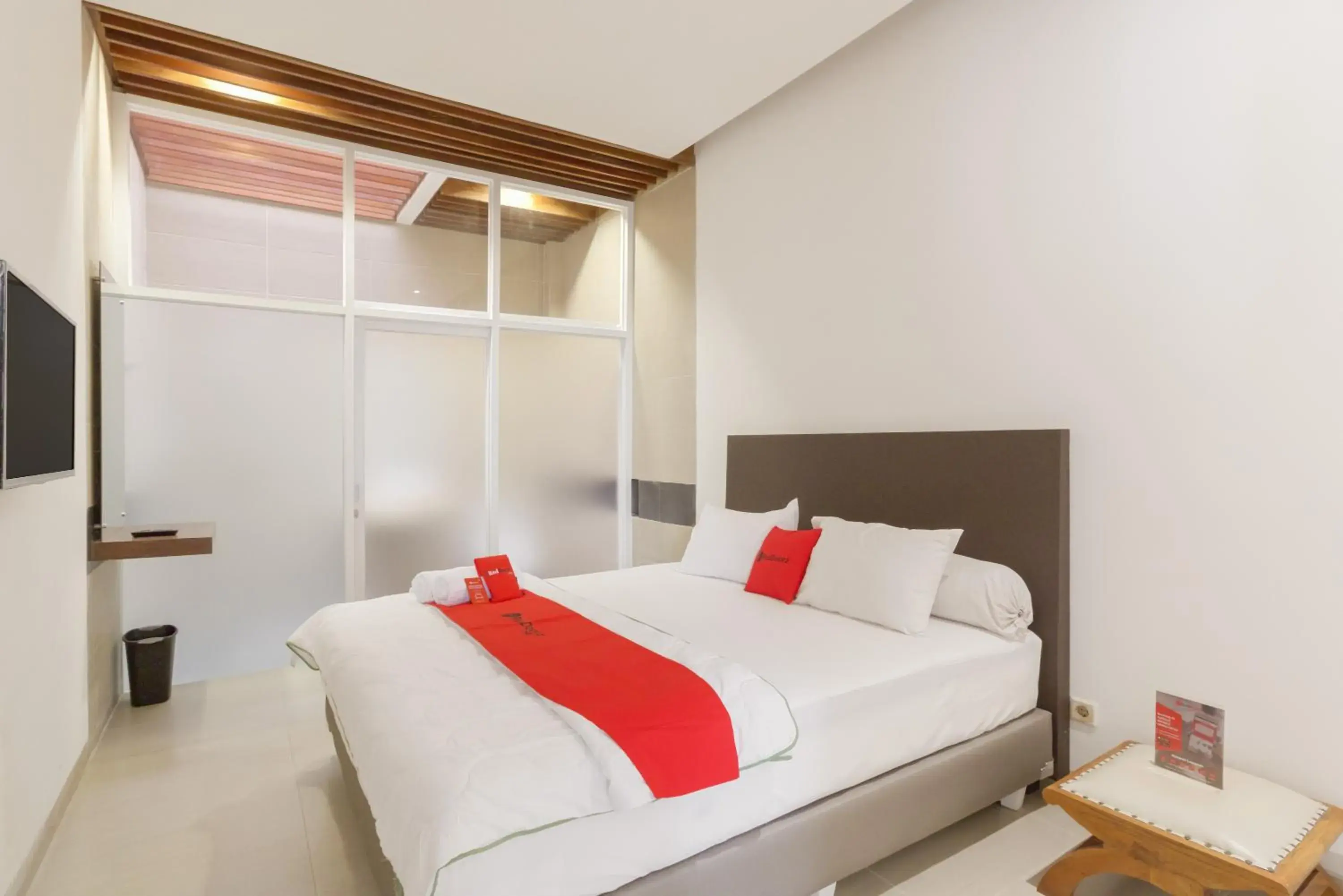 Bedroom, Bed in RedDoorz Plus @ Demangan Gejayan Bedroom, Bed in RedDoorz Plus @ Demangan Gejayan