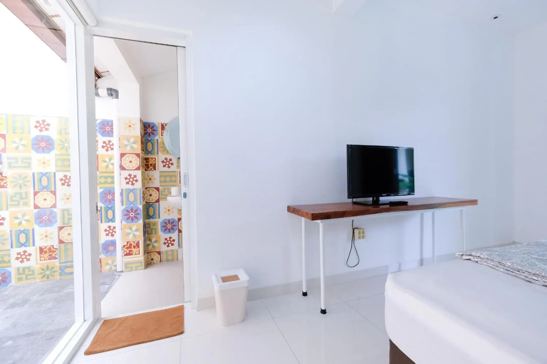 TV and multimedia, Bed in RedDoorz Plus @ Demangan Gejayan TV and multimedia, Bed in RedDoorz Plus @ Demangan Gejayan