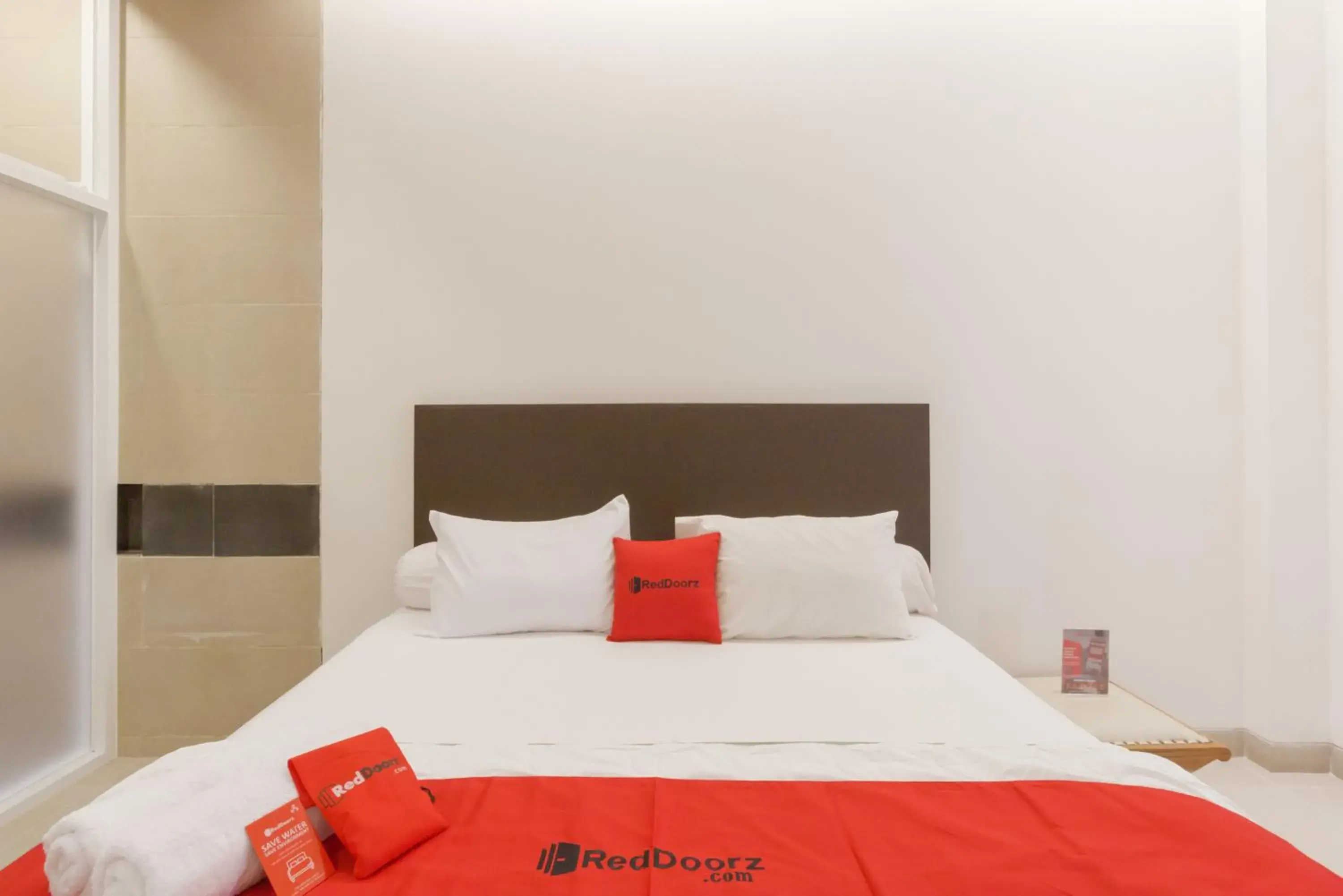 Bedroom, Bed in RedDoorz Plus @ Demangan Gejayan Bedroom, Bed in RedDoorz Plus @ Demangan Gejayan