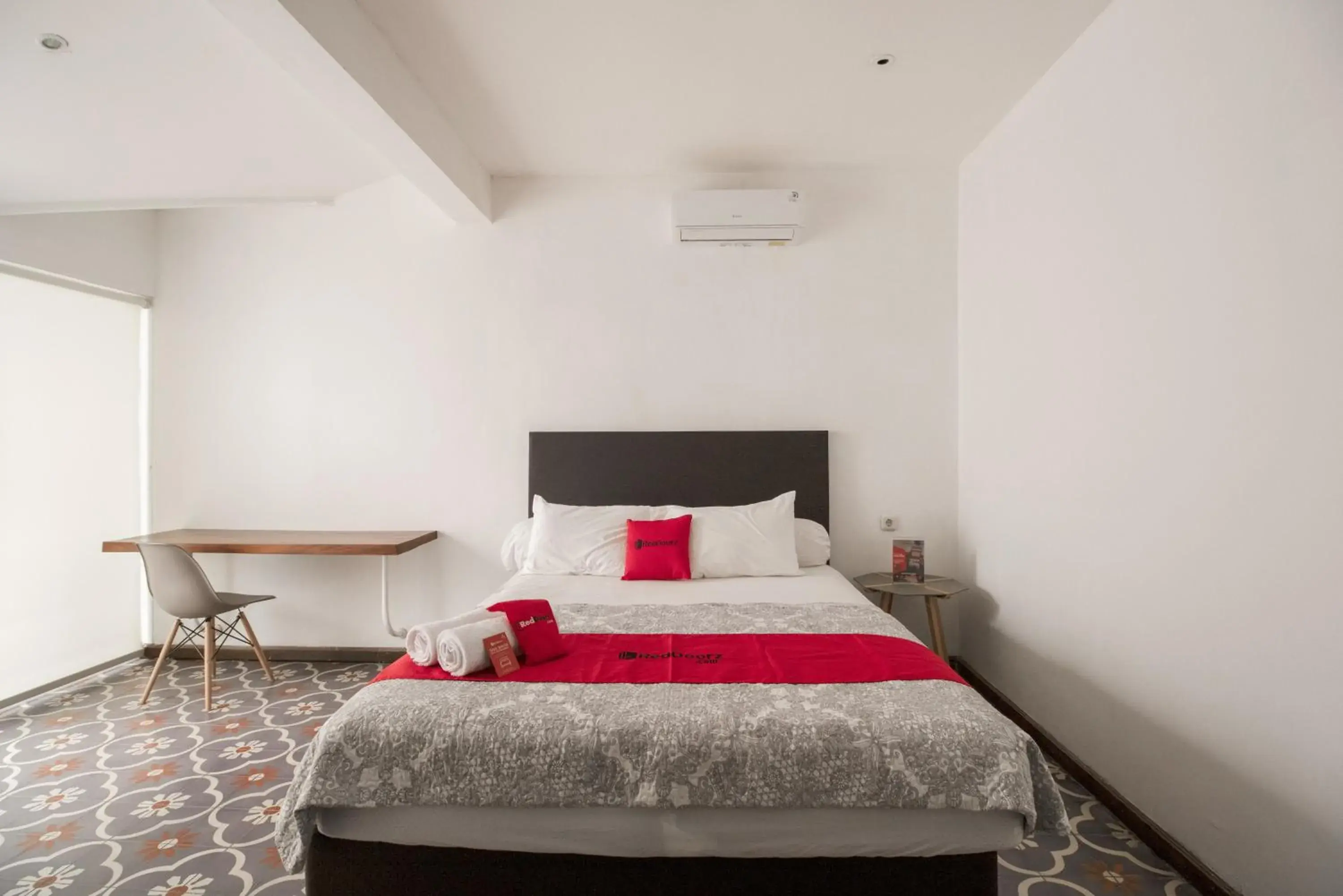 Bedroom, Bed in RedDoorz Plus @ Demangan Gejayan Bedroom, Bed in RedDoorz Plus @ Demangan Gejayan