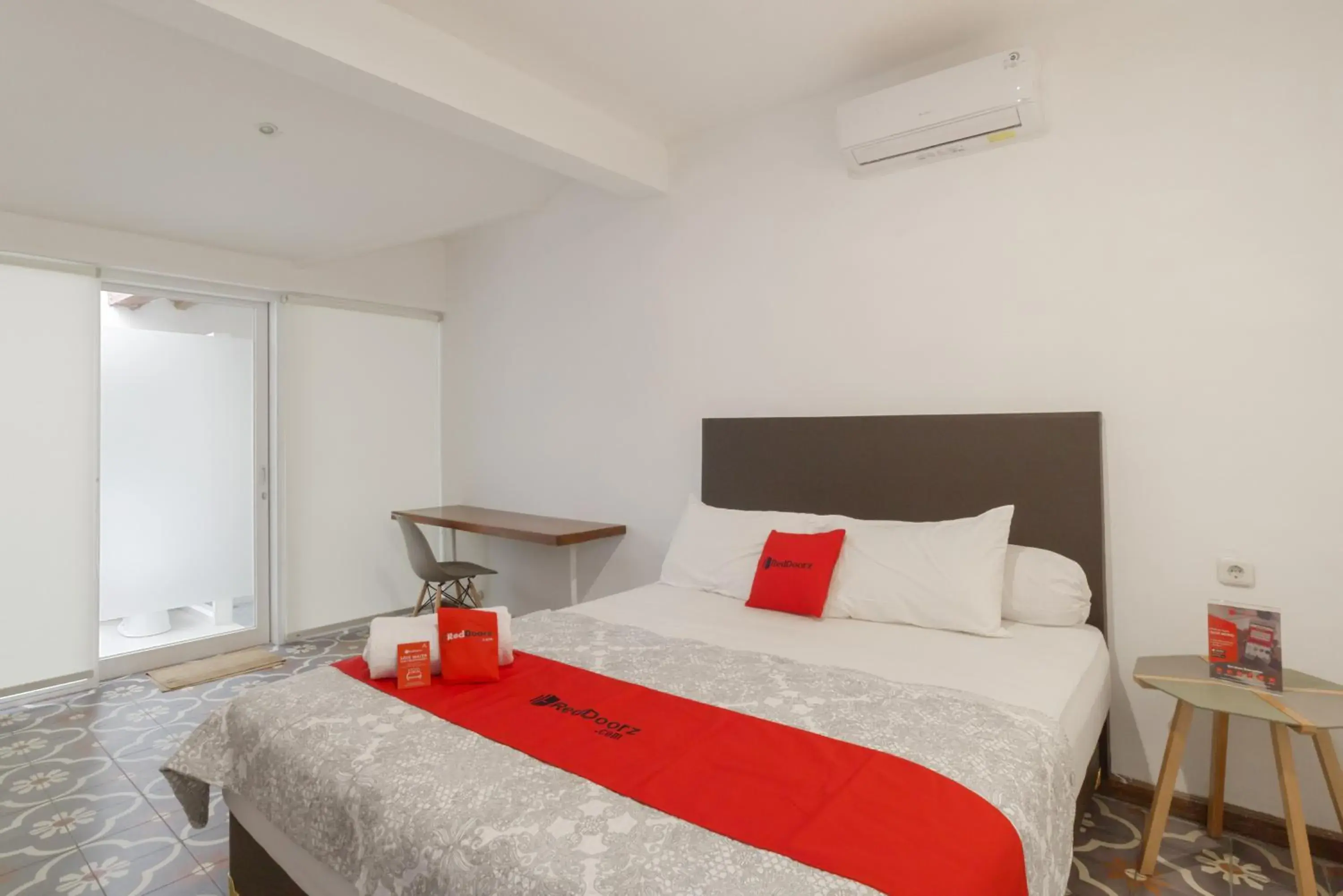 Bedroom, Bed in RedDoorz Plus @ Demangan Gejayan Bedroom, Bed in RedDoorz Plus @ Demangan Gejayan