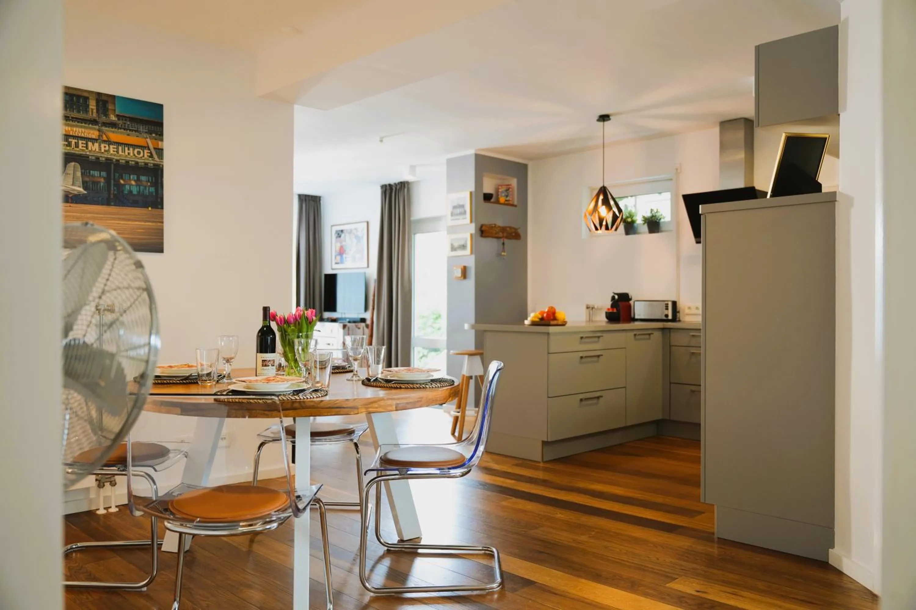 Dining area in The Berlin Getaway / 80qm in Berlin's Historic Diplomatic Quarter